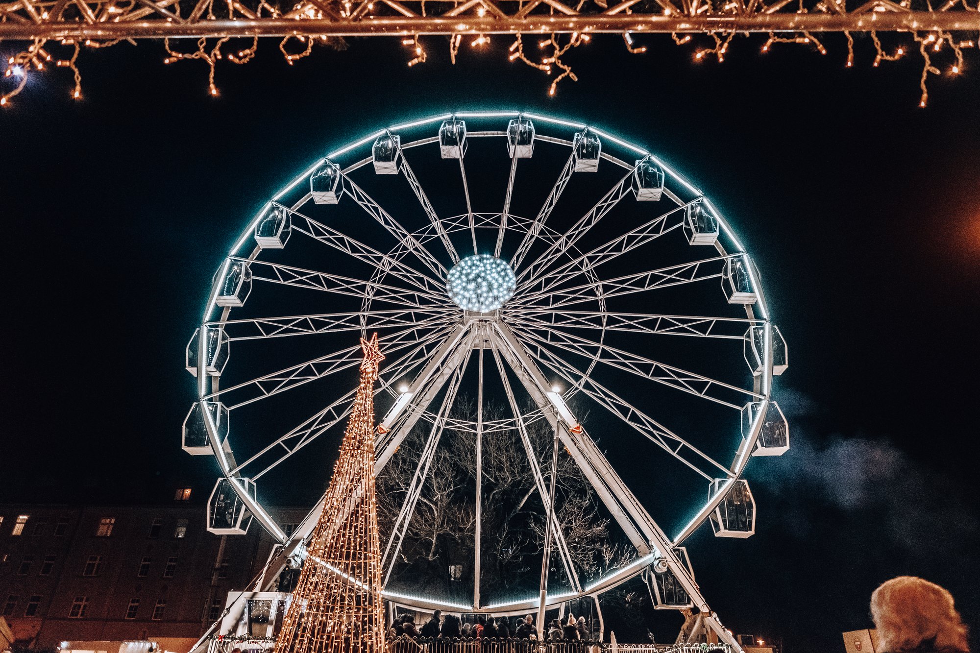 Olomouc, Cehia: 14 lucruri de văzut în oraș în 2026 1 Roata panoramică iluminată la târgurile de Advent din Olomouc seara