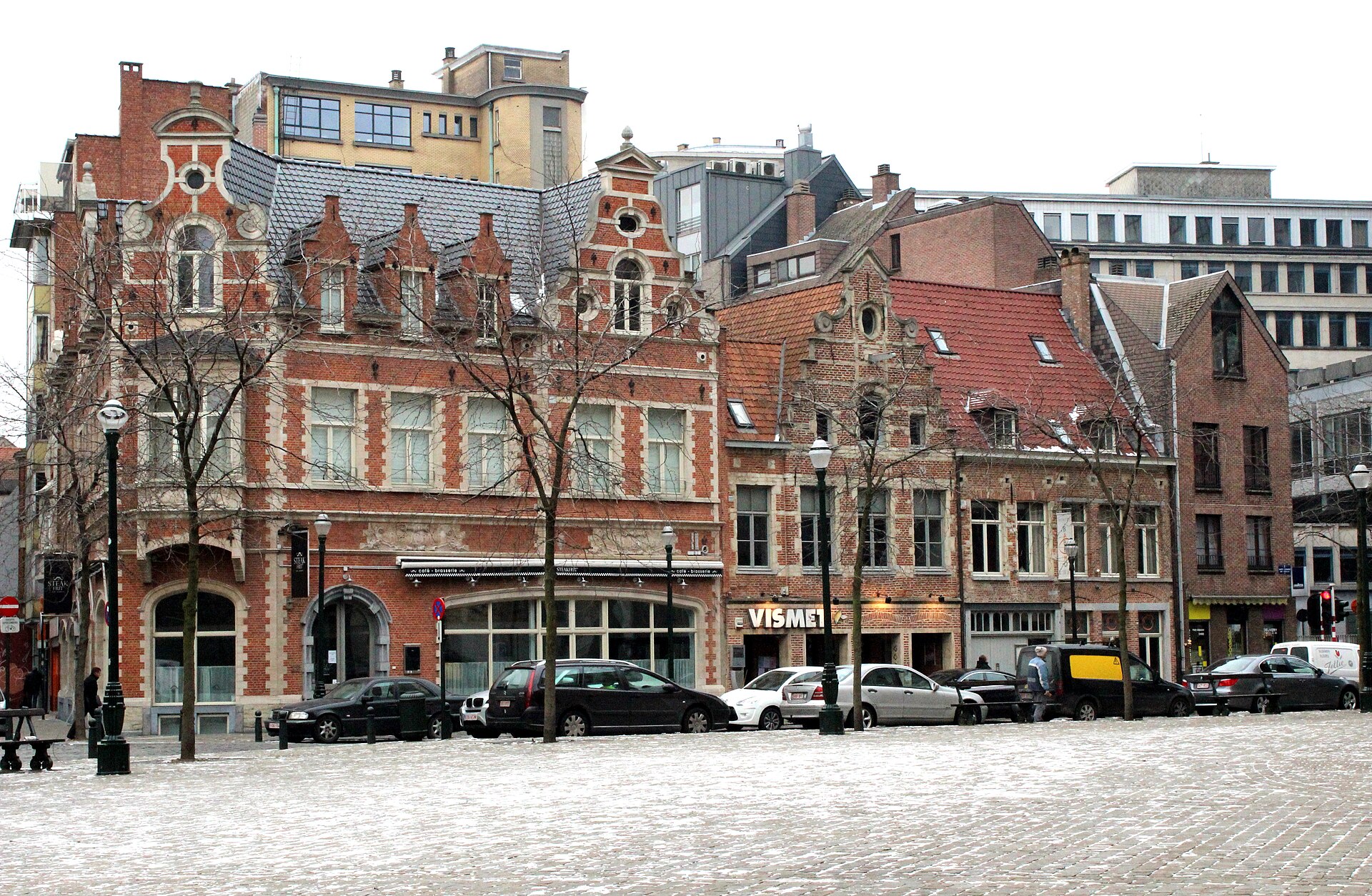 Bruksela: 19 atrakcji, które warto zobaczyć w 2026 roku 21 Tętniący życiem plac Place Sainte-Catherine