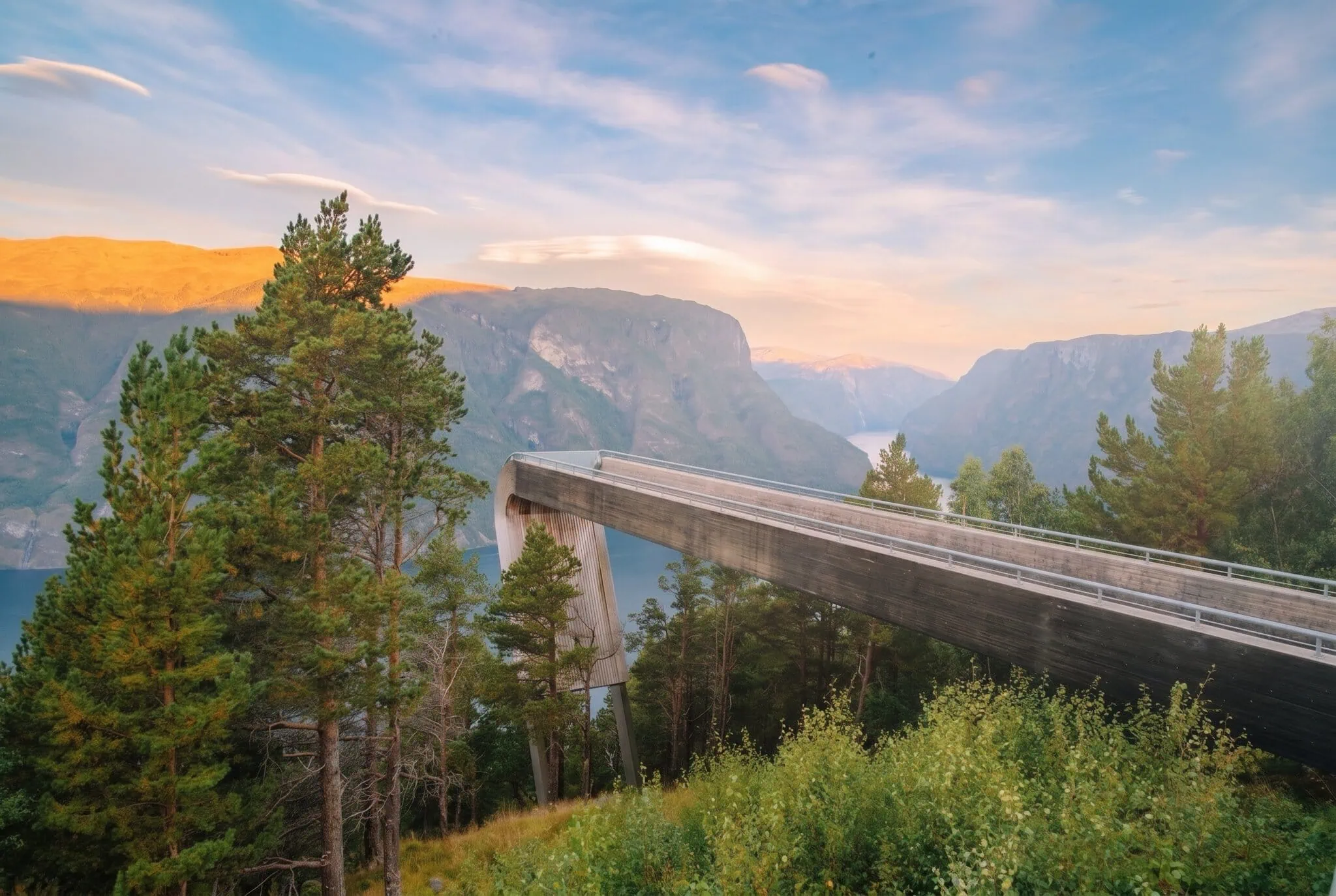 Norvégia: 50 tipp, mit érdemes megnézni — a legszebb helyek és fjordok 2026-ban 8 Stegastein kilátó az Aurlandsfjord felett