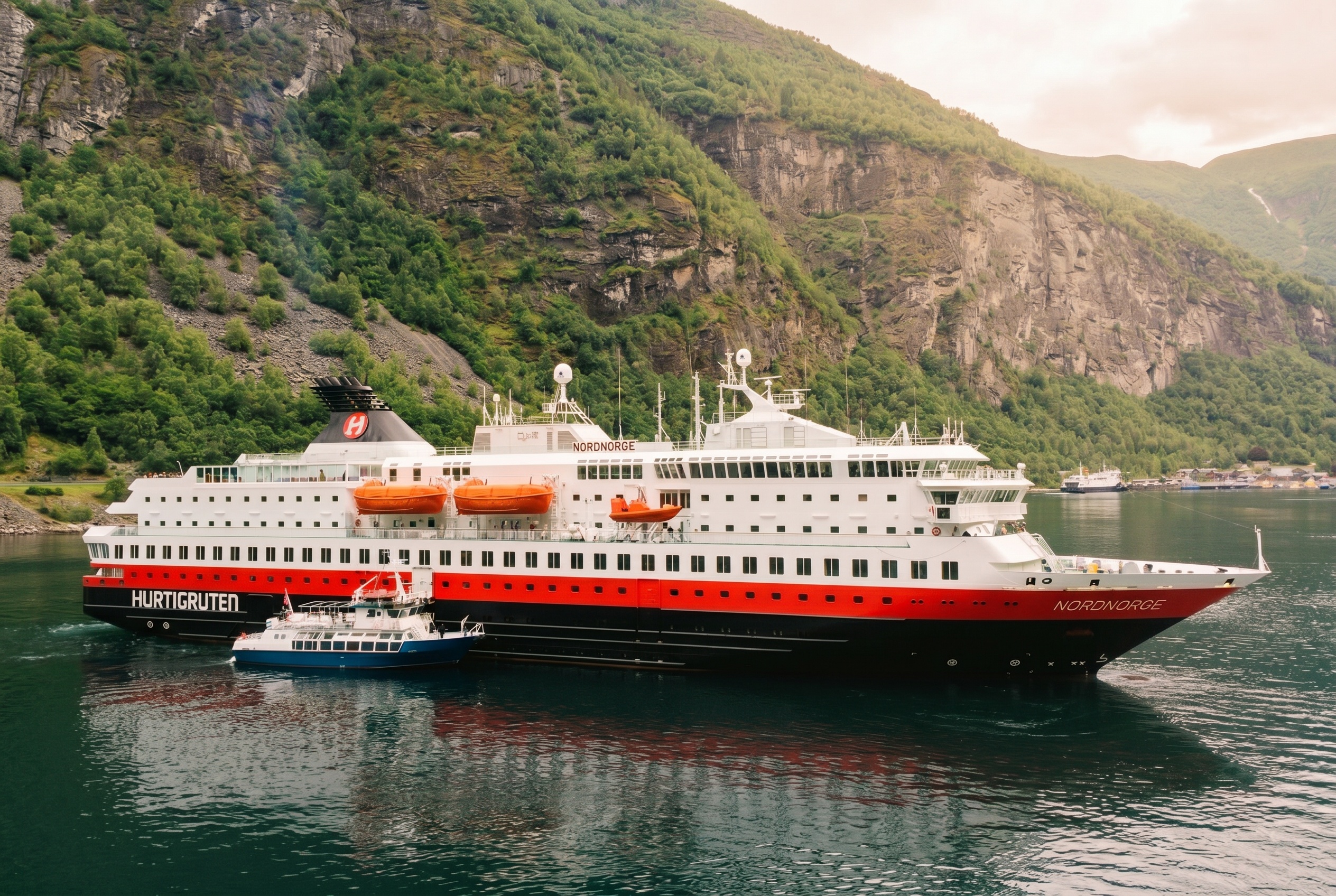 Noorwegen: 50 tips wat te zien — de mooiste plekken en fjorden in 2026 44 Vaartocht met Hurtigruten langs de kust