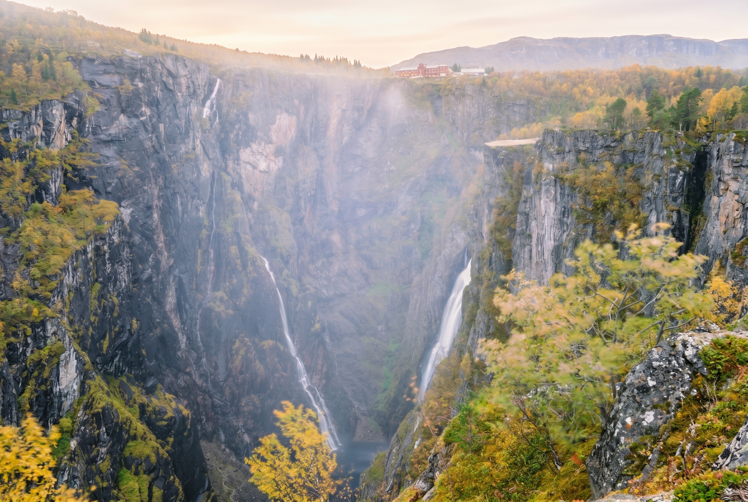 Noorwegen: 50 tips wat te zien — de mooiste plekken en fjorden in 2026 48 De waterval Vøringsfossen