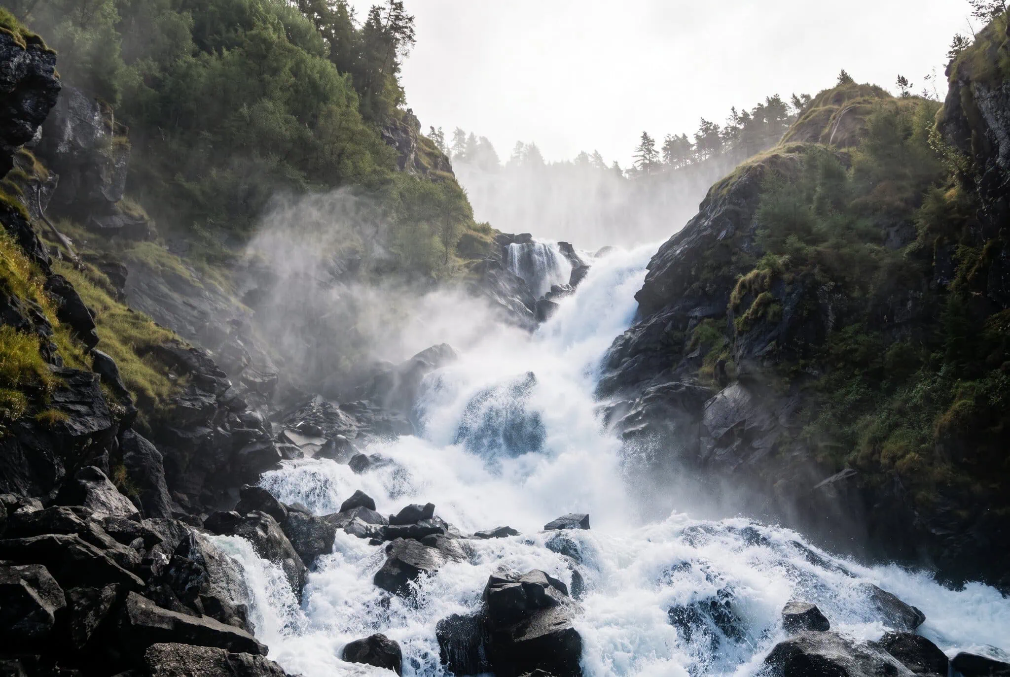 Norvégia: 50 tipp, mit érdemes megnézni — a legszebb helyek és fjordok 2026-ban 49 A kettős Låtefossen vízesés