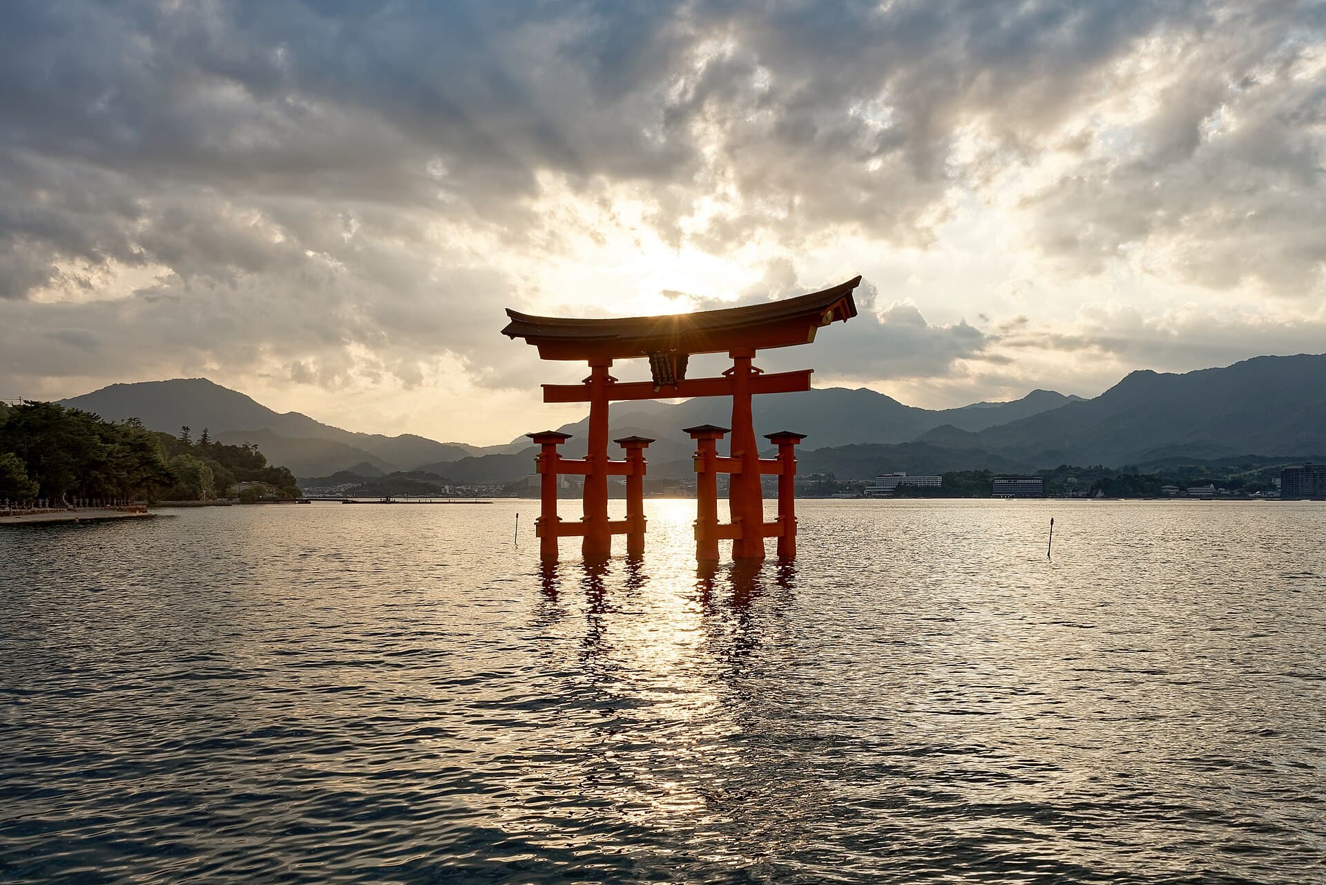 Vacanță în Japonia: 21 de sfaturi despre ce să vezi în 2026 19 Poarta roșie plutitoare de pe insula Miyajima