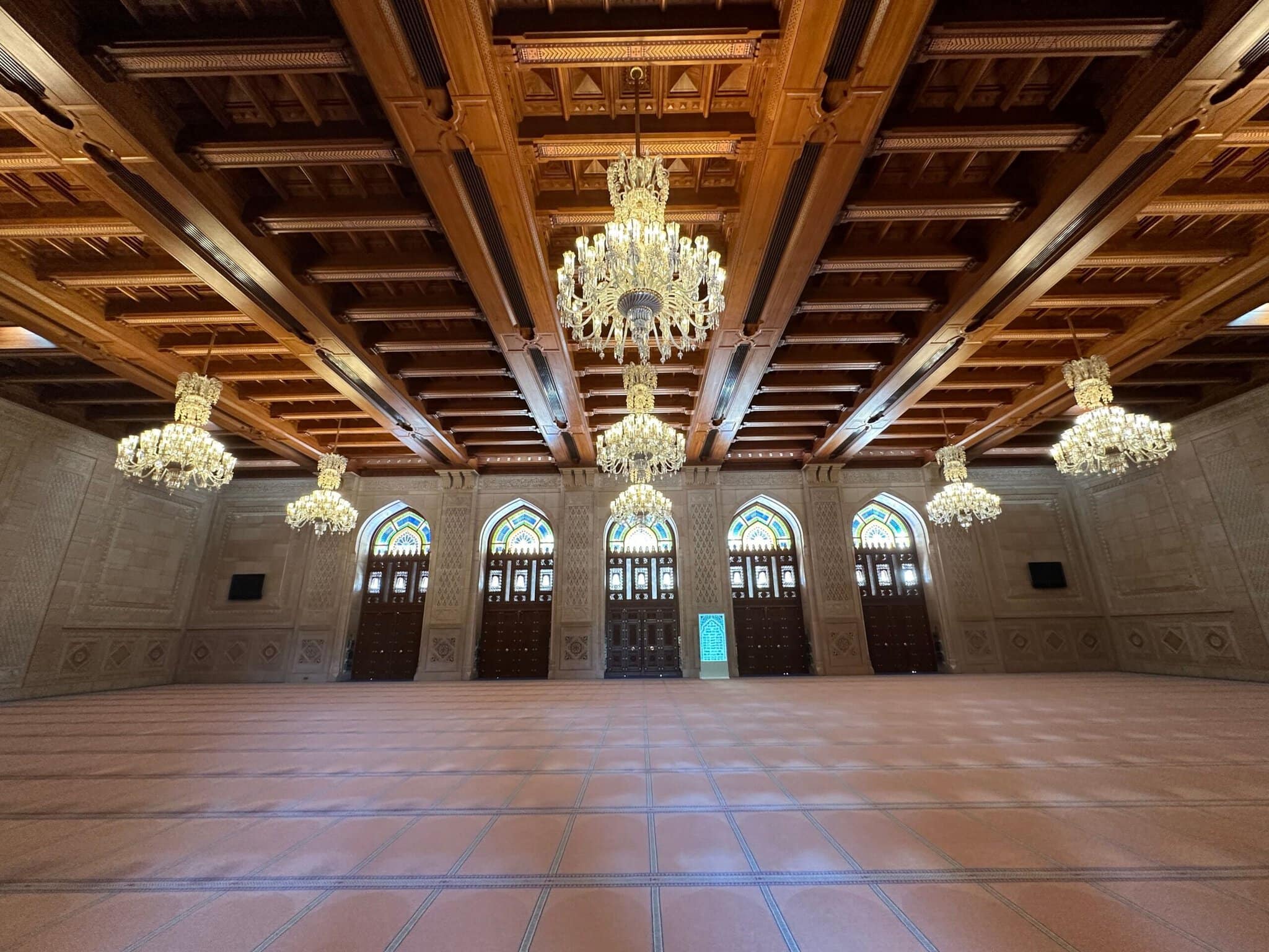 Vacanță în Oman: 21 de locuri de văzut și când să mergi în 2026 6 Interiorul Marii Moschei a Sultanului Qaboos