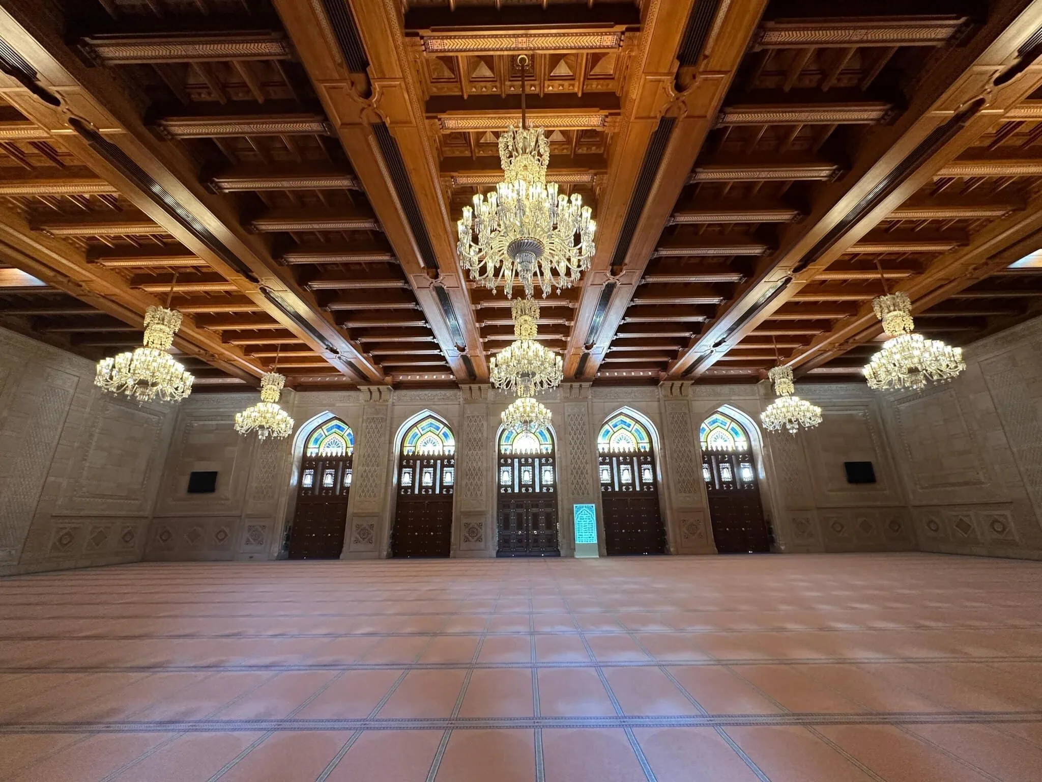 Oman Urlaub: 21 Tipps, was du sehen musst und wann 2026 die beste Reisezeit ist 6 Innenraum der großen Sultan-Qabus-Moschee