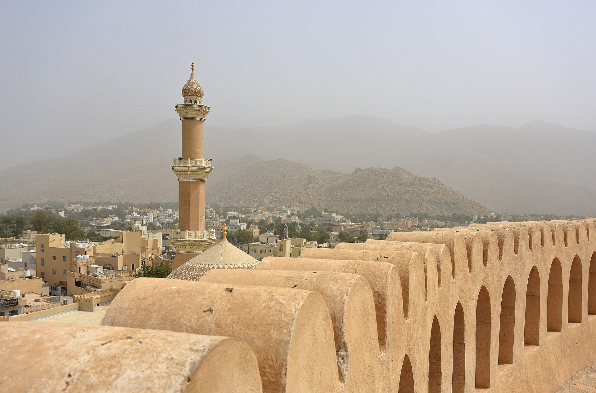 Vacanță în Oman: 21 de locuri de văzut și când să mergi în 2026 10 Fortăreața Nizwa