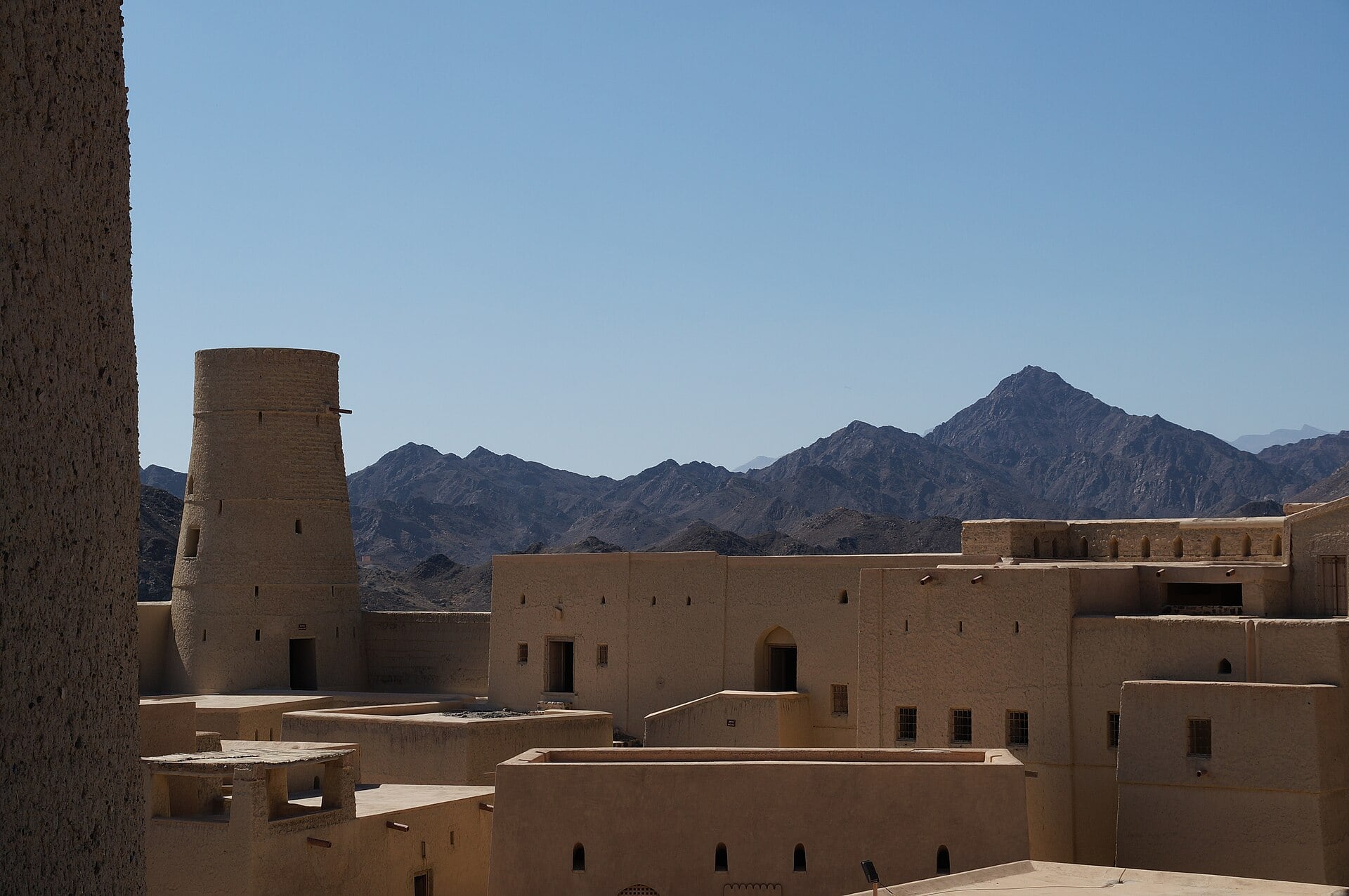 Vacanță în Oman: 21 de locuri de văzut și când să mergi în 2026 15 Fortăreața de lut Bahla (UNESCO)