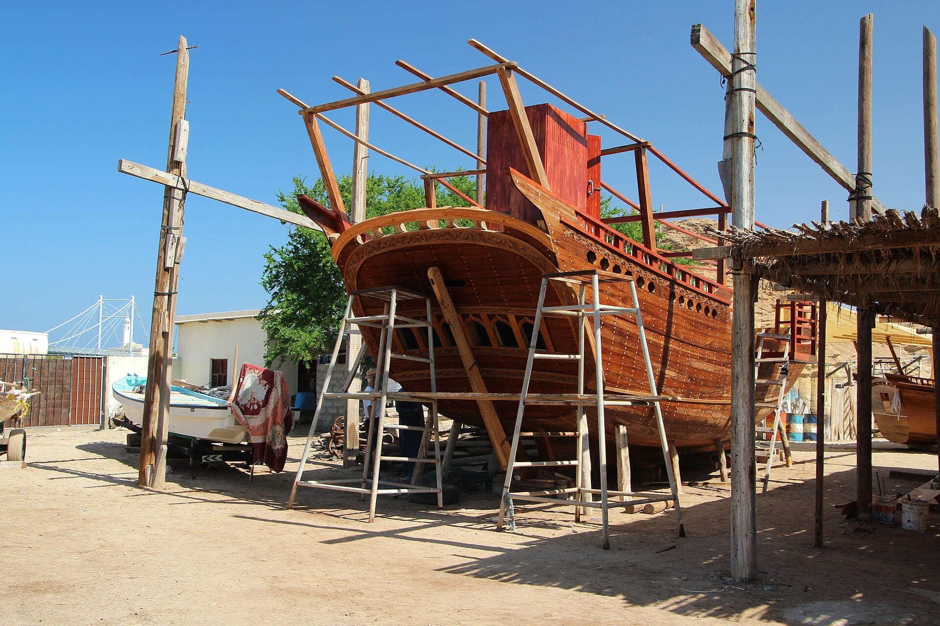 Vacanță în Oman: 21 de locuri de văzut și când să mergi în 2026 22 Orașul-port Sur și corabia tradițională dhow
