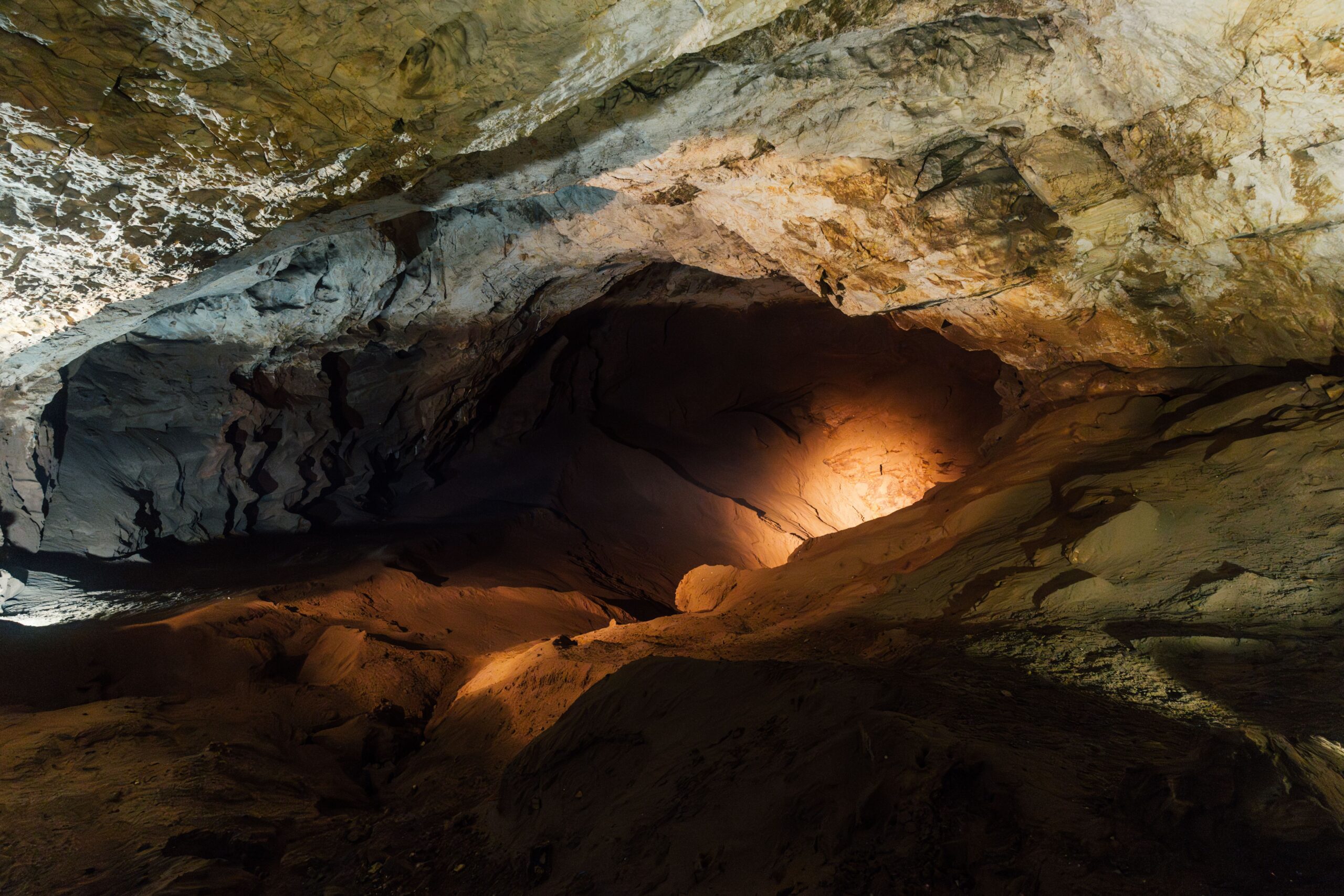 Salalah, Omán: 15 lugares que ver + mejores resorts de playa 2026 7 Cueva de Marneef sobre el mar