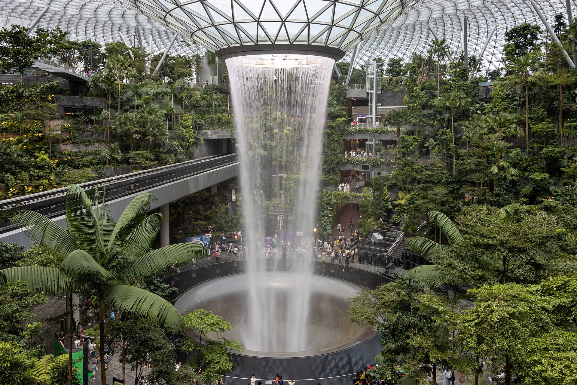 Singapore în 2-3 zile: itinerariu și ce să vezi în 2026 2 Aeroportul Changi și cascada Rain Vortex