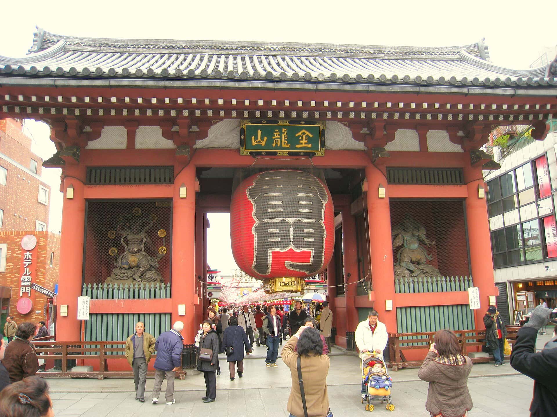 Tokio, Japonia: 25 de lucruri de văzut și făcut în 2026 14 Poarta Kaminarimon