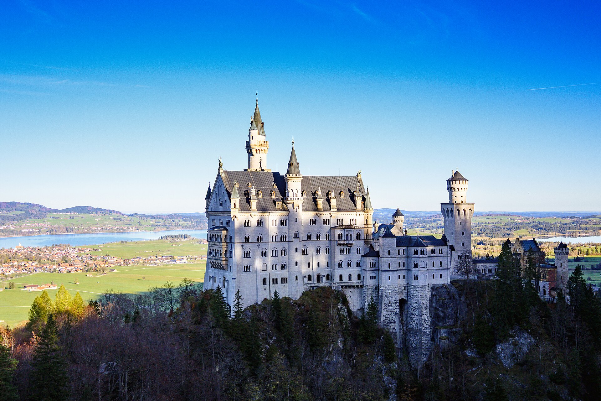 Castelo de Neuschwanstein na Alemanha: 14 dicas do que ver em 2026 2 Neuschwanstein na paisagem de outono