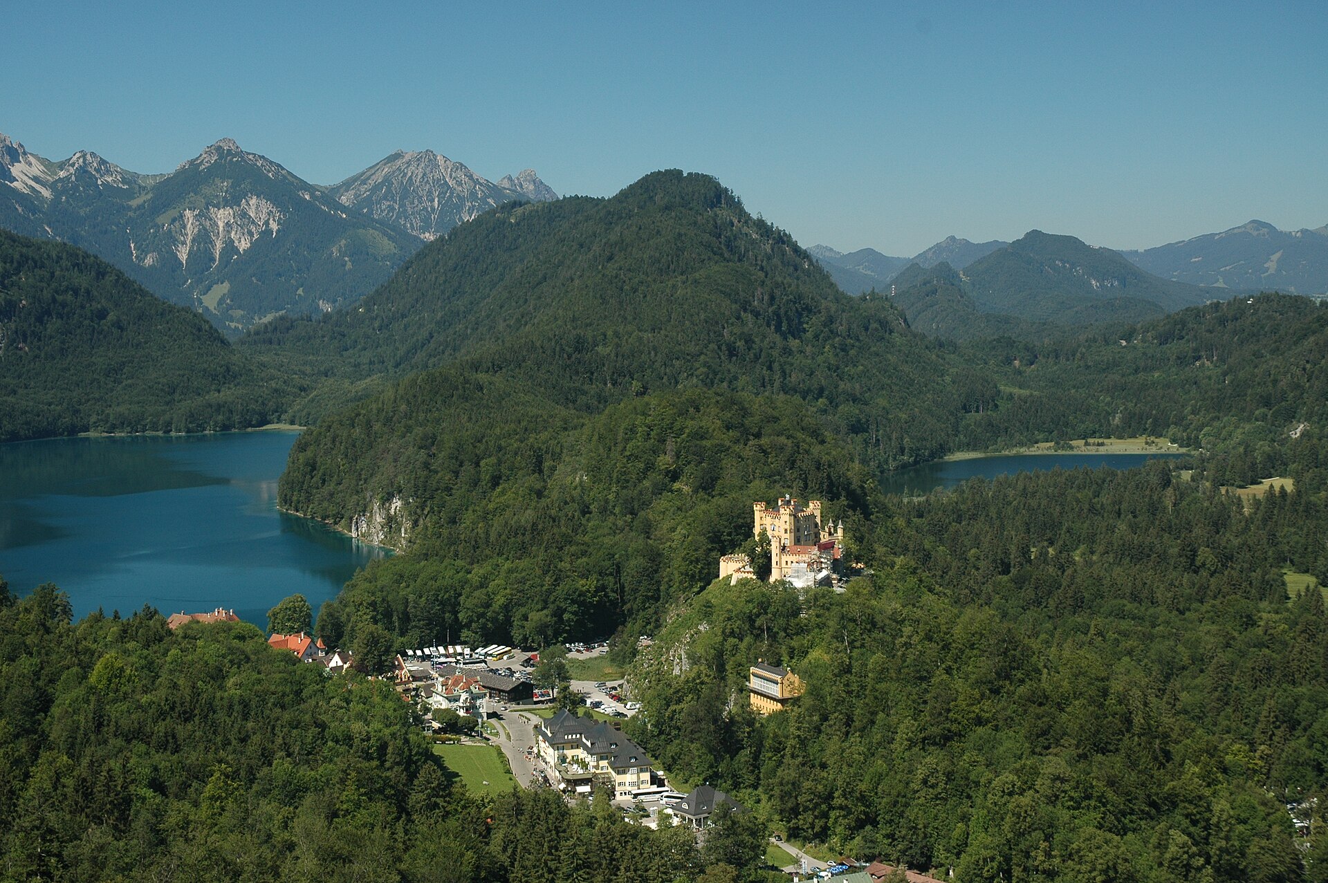 Castelo de Neuschwanstein na Alemanha: 14 dicas do que ver em 2026 3 Vilarejo de Hohenschwangau abaixo dos castelos