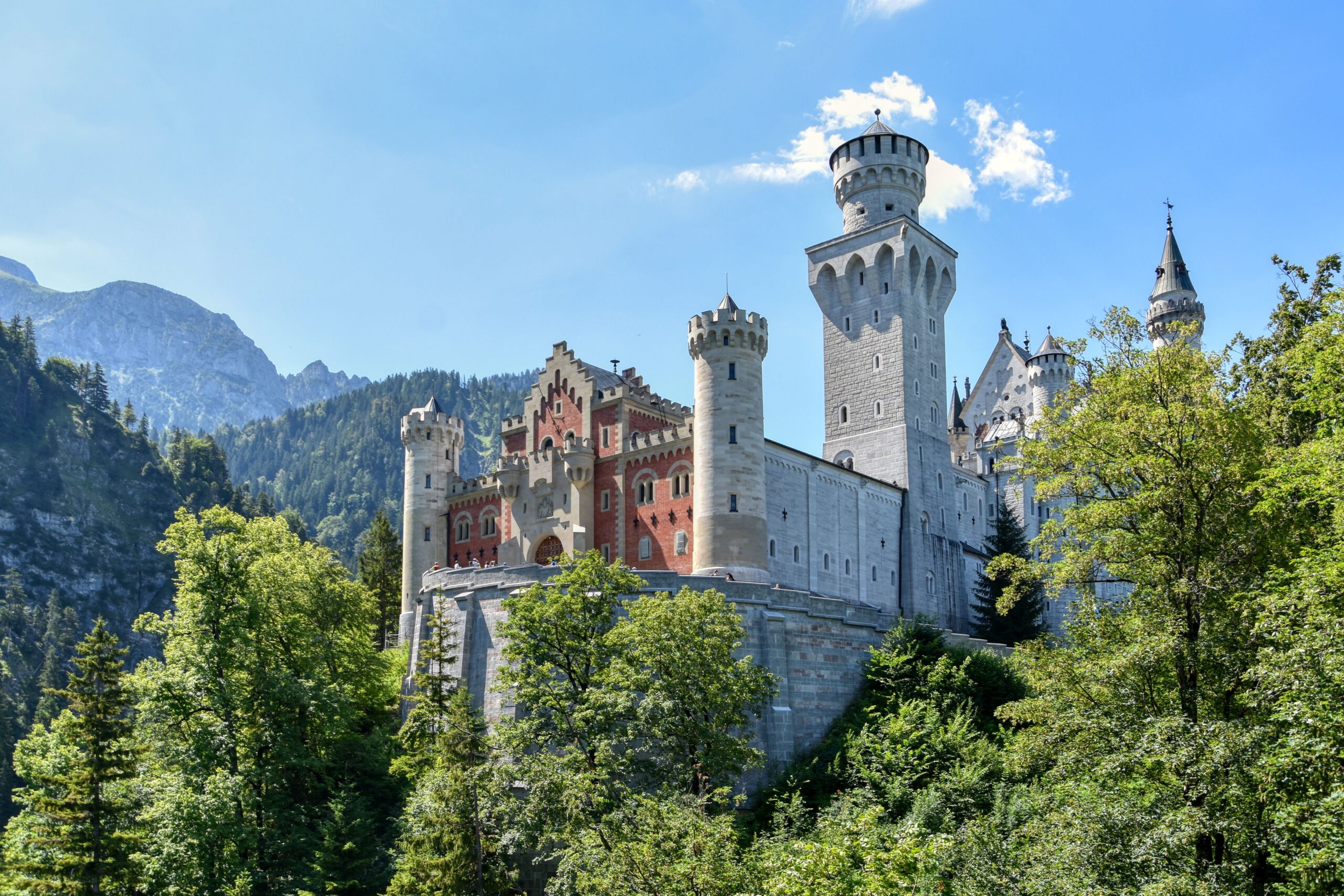 Castelo de Neuschwanstein na Alemanha: 14 dicas do que ver em 2026 5 Pátio e portão do castelo de Neuschwanstein