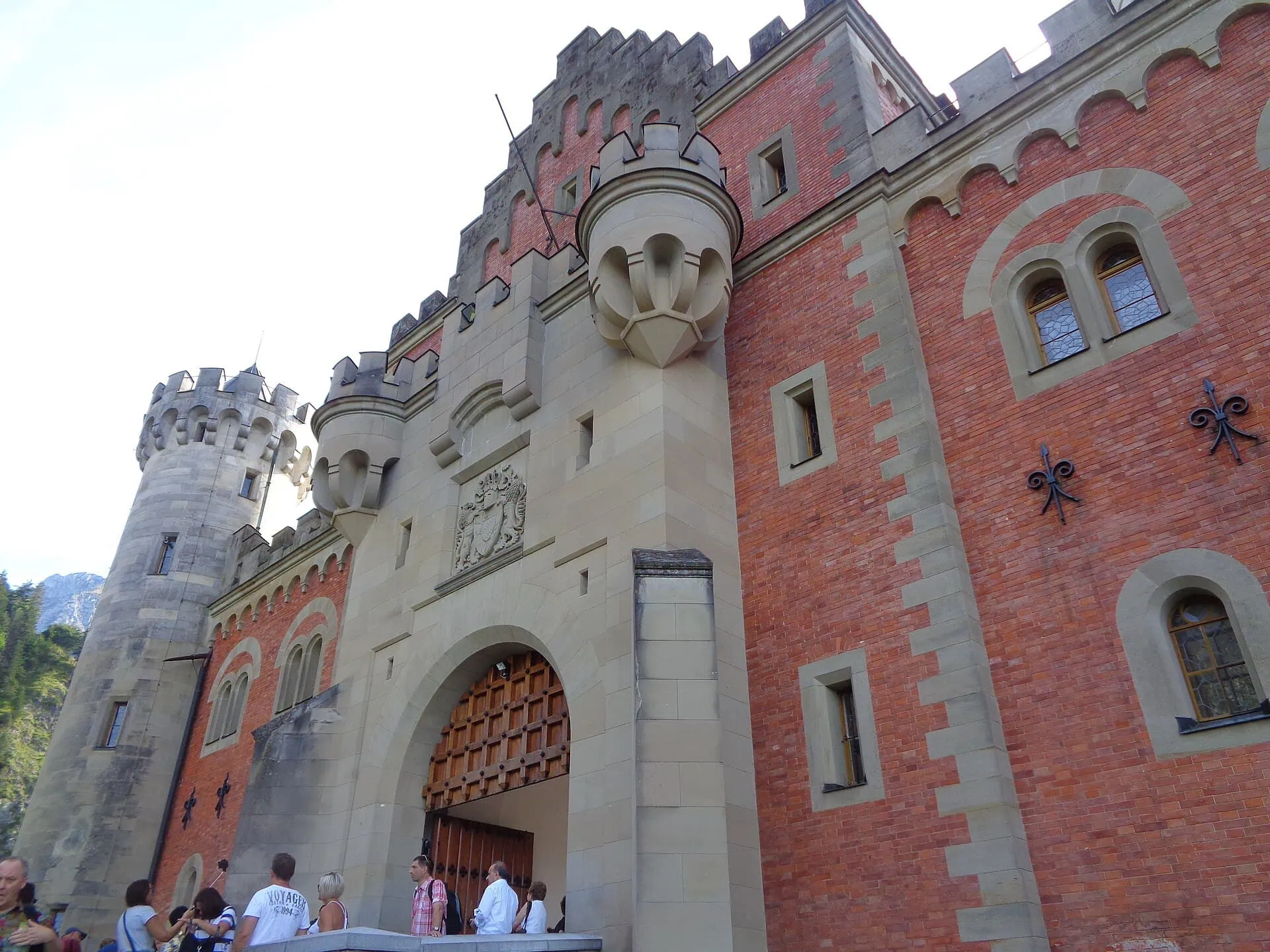 Schloss Neuschwanstein: 14 Tipps für deinen Besuch 2026 7 Weg und Tor zum Schloss Neuschwanstein