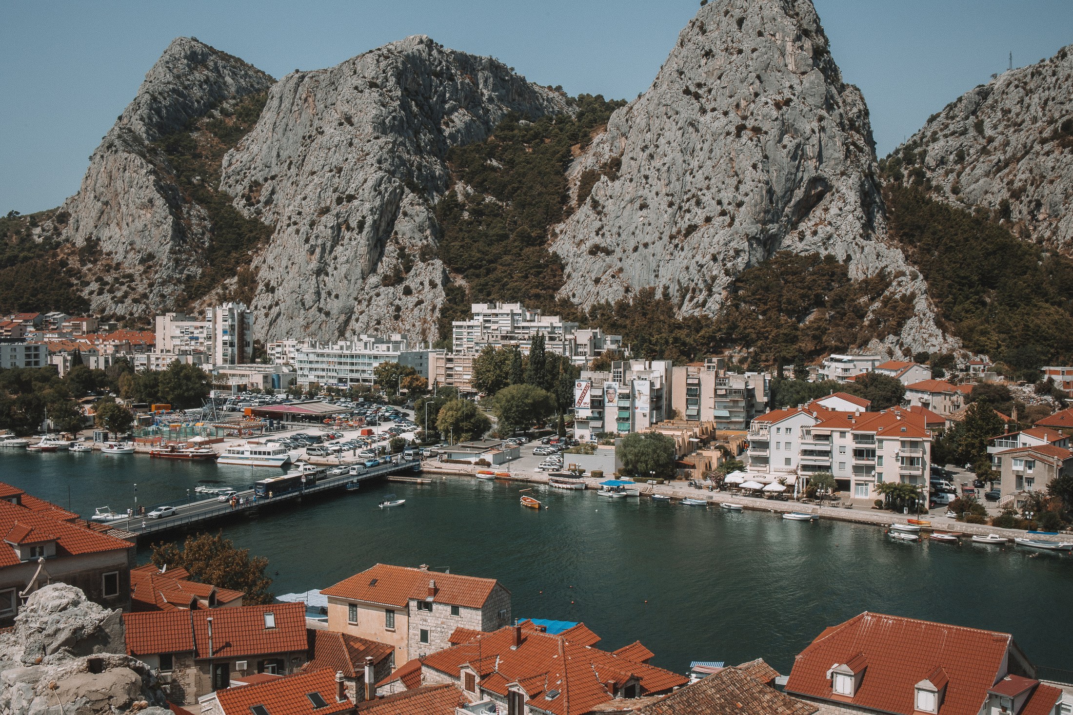 Omiš pod dramatickými vápencovými útesy s přístavem