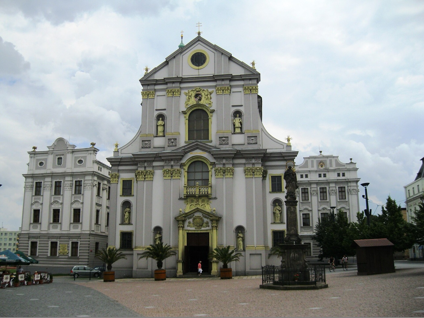 Que voir à Opava : 9 idées de visites et d'activités en 2026 7 Église baroque Saint-Adalbert sur la place Basse d'Opava