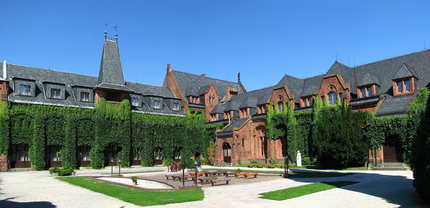 Que voir à Opava : 9 idées de visites et d'activités en 2026 13 Le château Rouge néogothique à Hradec nad Moravicí près d'Opava