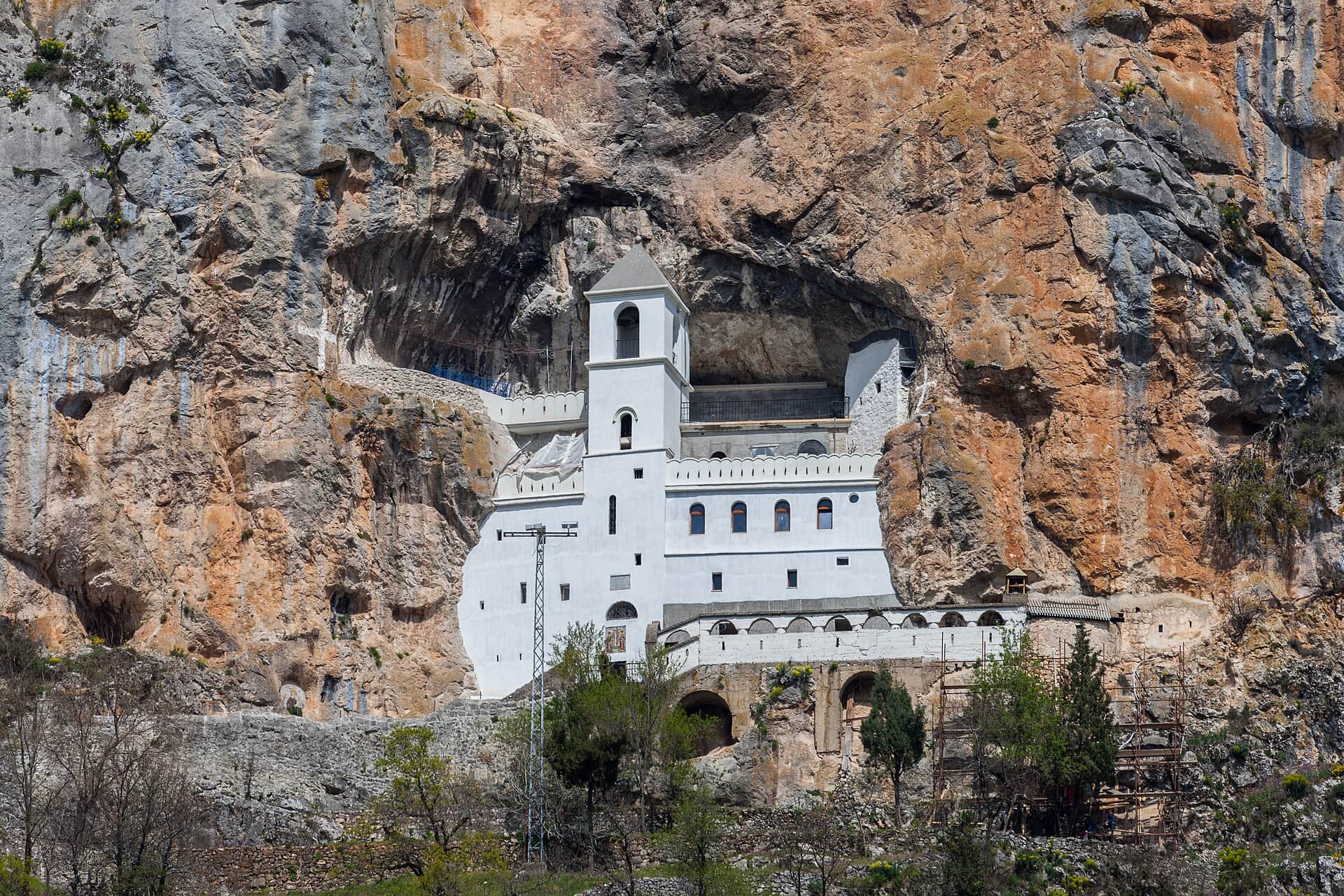 Monastero di Ostrog: 8 consigli per il luogo di pellegrinaggio scavato nella roccia 2026 4 8 consigli su cosa vedere e fare al monastero di Ostrog