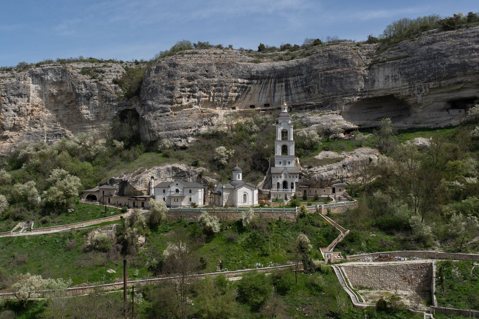Monastero di Ostrog: 8 consigli per il luogo di pellegrinaggio scavato nella roccia 2026 7 Donji manastir: tappa tranquilla nella valle