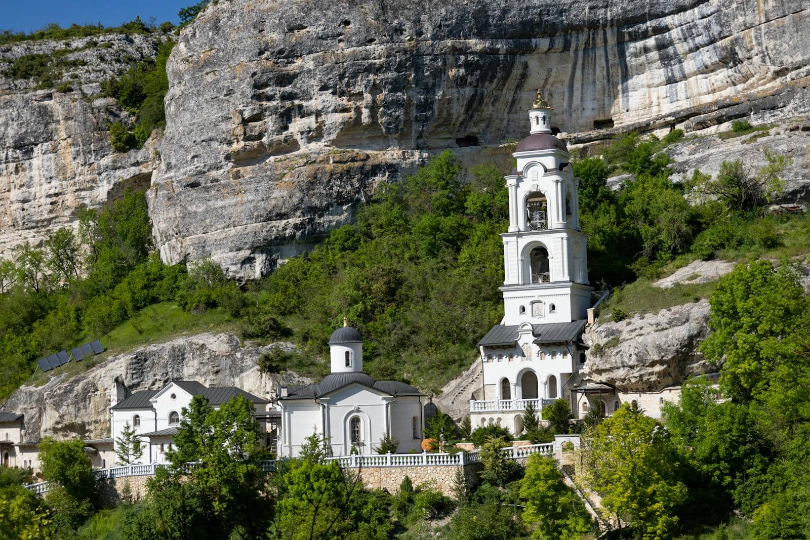 Monastero di Ostrog: 8 consigli per il luogo di pellegrinaggio scavato nella roccia 2026 6 Gornji manastir: il miracolo scavato nella roccia