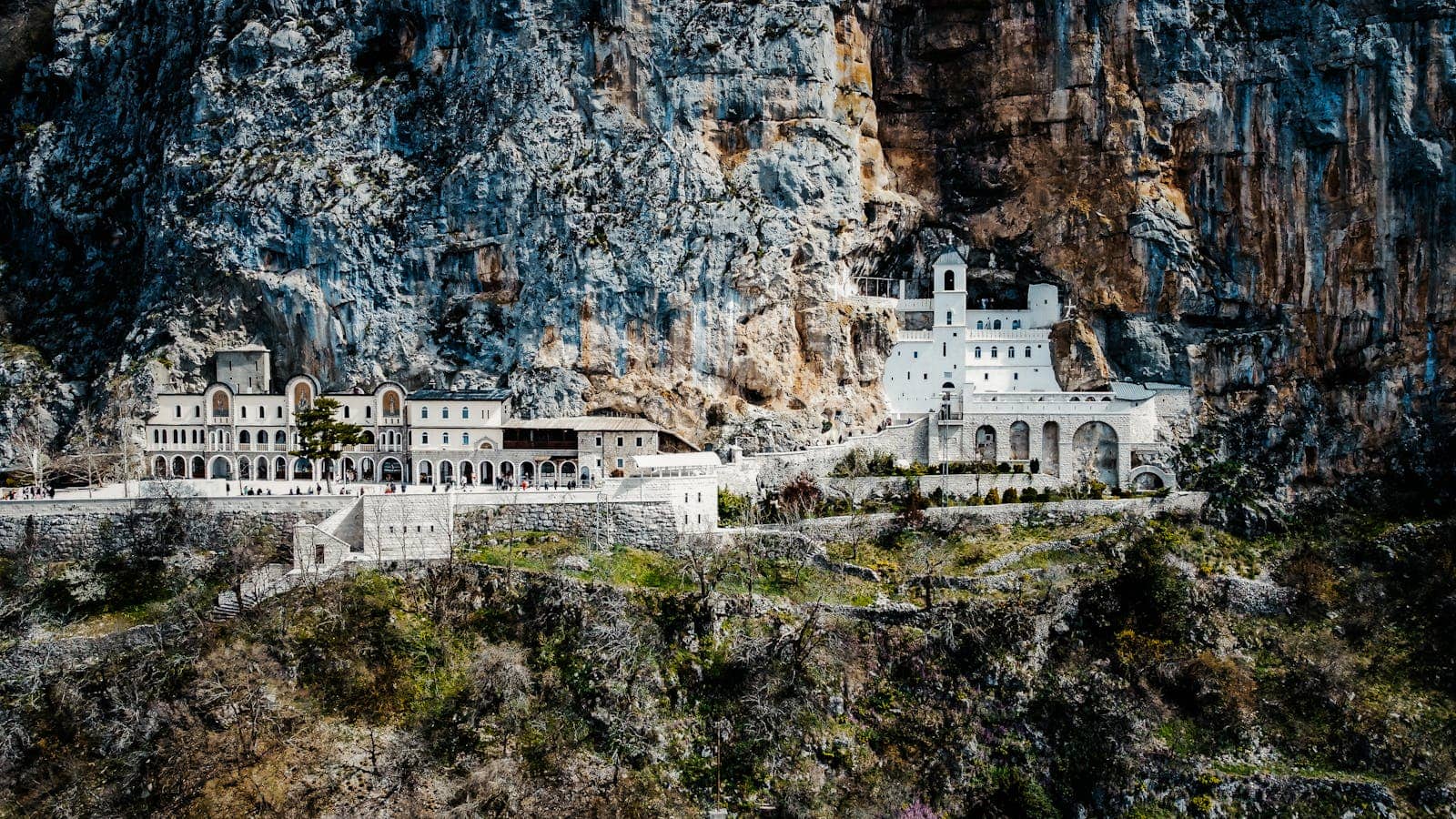 Monastero di Ostrog: 8 consigli per il luogo di pellegrinaggio scavato nella roccia 2026 2 Quando visitare il monastero di Ostrog