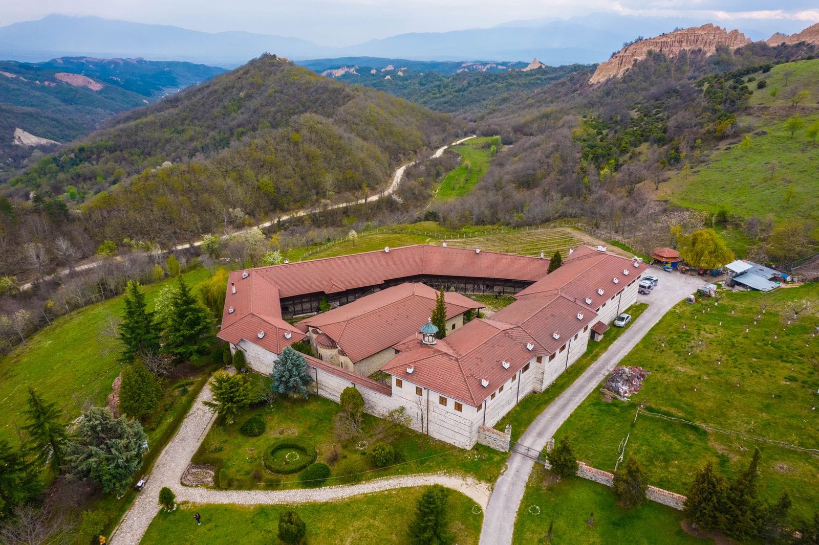 Monastero di Ostrog: 8 consigli per il luogo di pellegrinaggio scavato nella roccia 2026 13 Prelibatezze locali e tappa durante il road trip