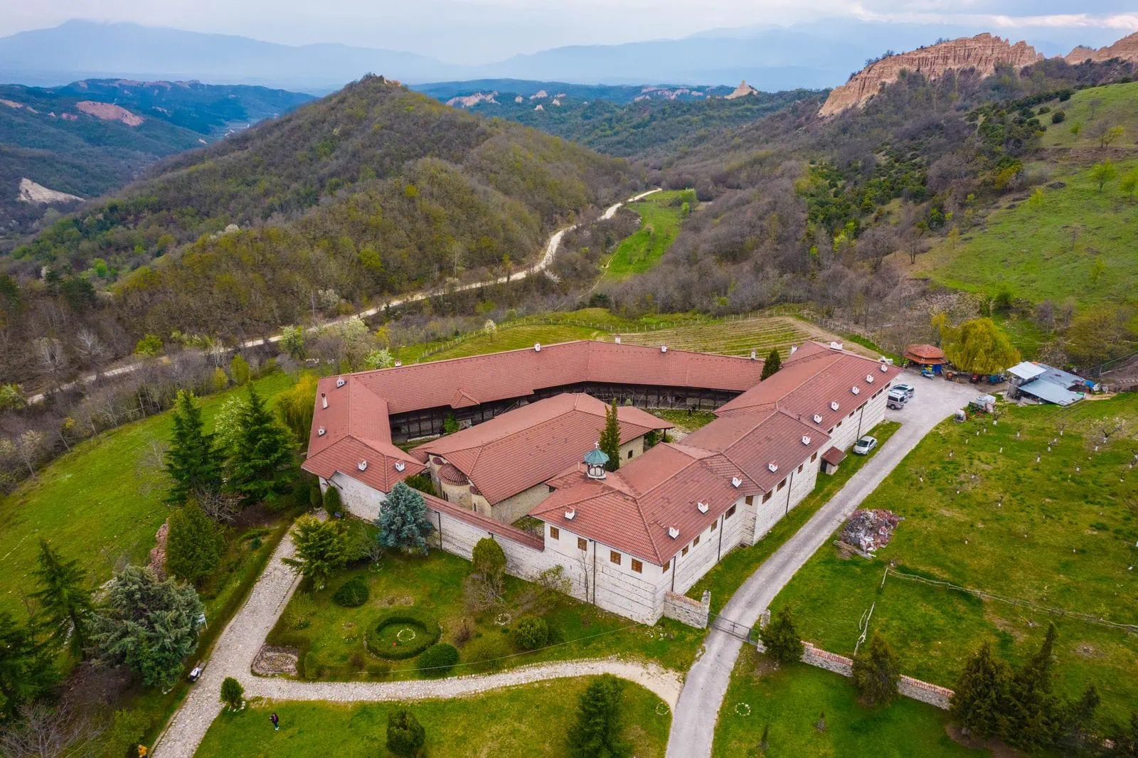 Monastero di Ostrog: 8 consigli per il luogo di pellegrinaggio scavato nella roccia 2026 13 Prelibatezze locali e tappa durante il road trip