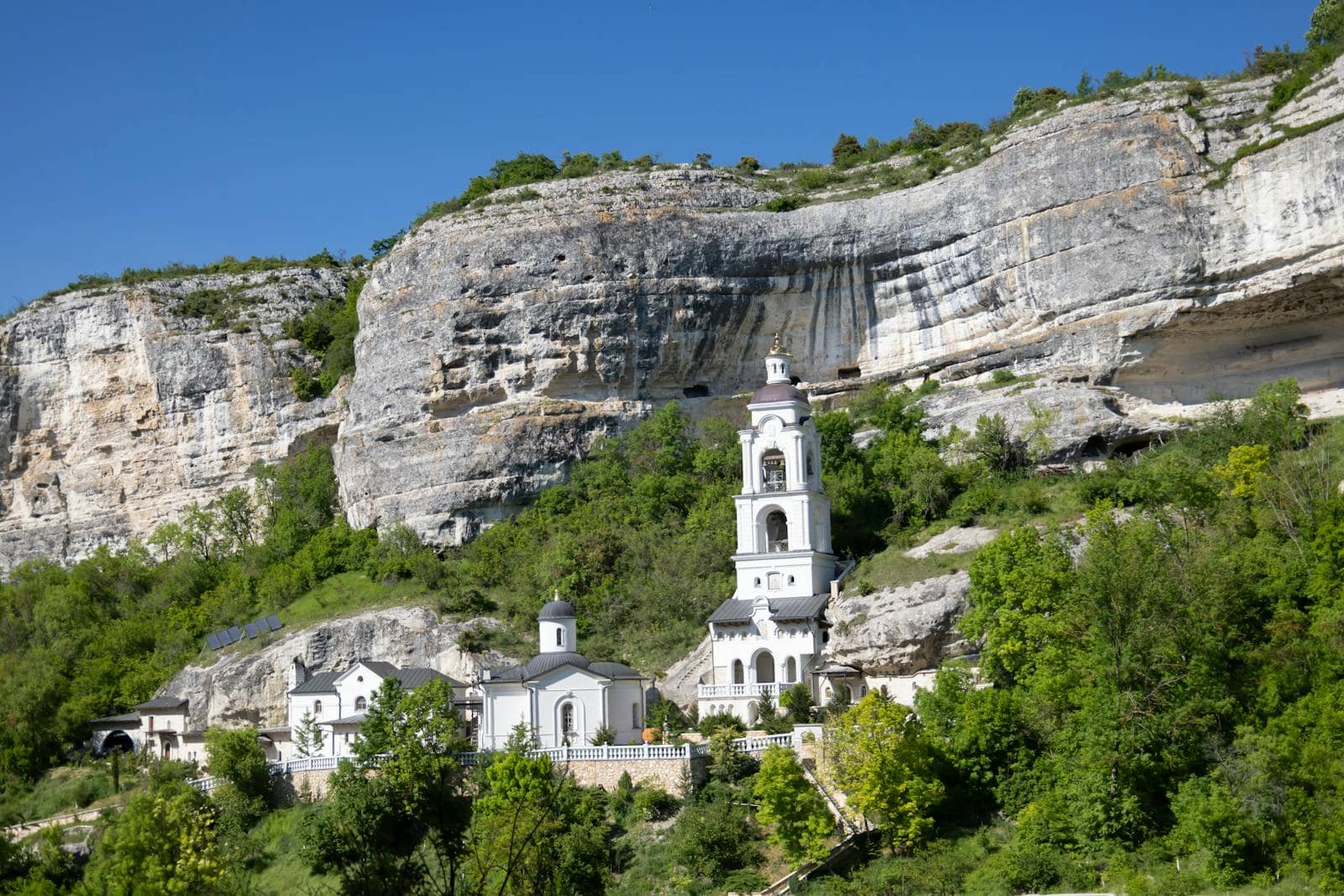 Monastero di Ostrog: 8 consigli per il luogo di pellegrinaggio scavato nella roccia 2026 8 Sentiero di pellegrinaggio a piedi nel bosco