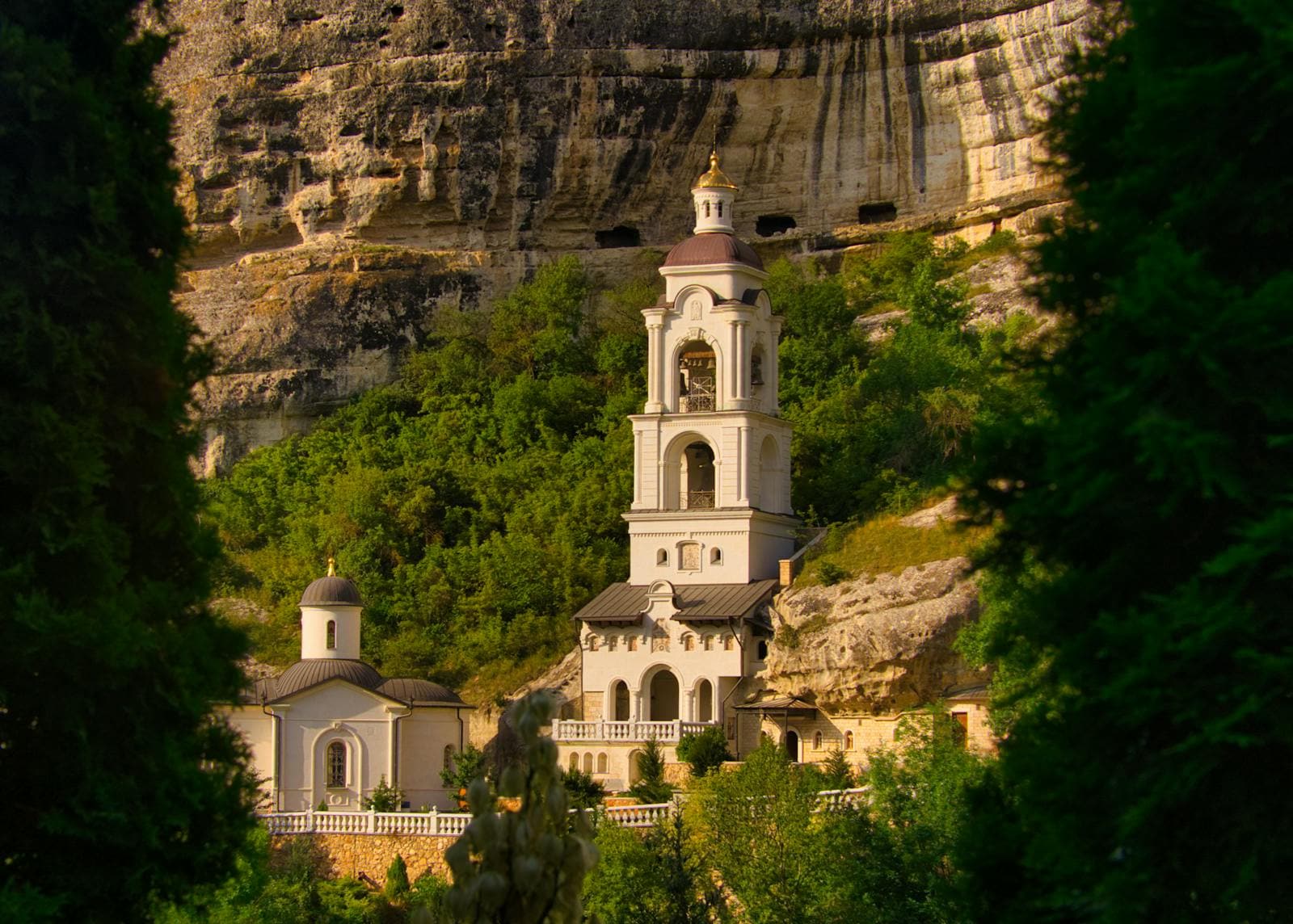 Monastero di Ostrog: 8 consigli per il luogo di pellegrinaggio scavato nella roccia 2026 5 Immergiti nella storia e nelle leggende