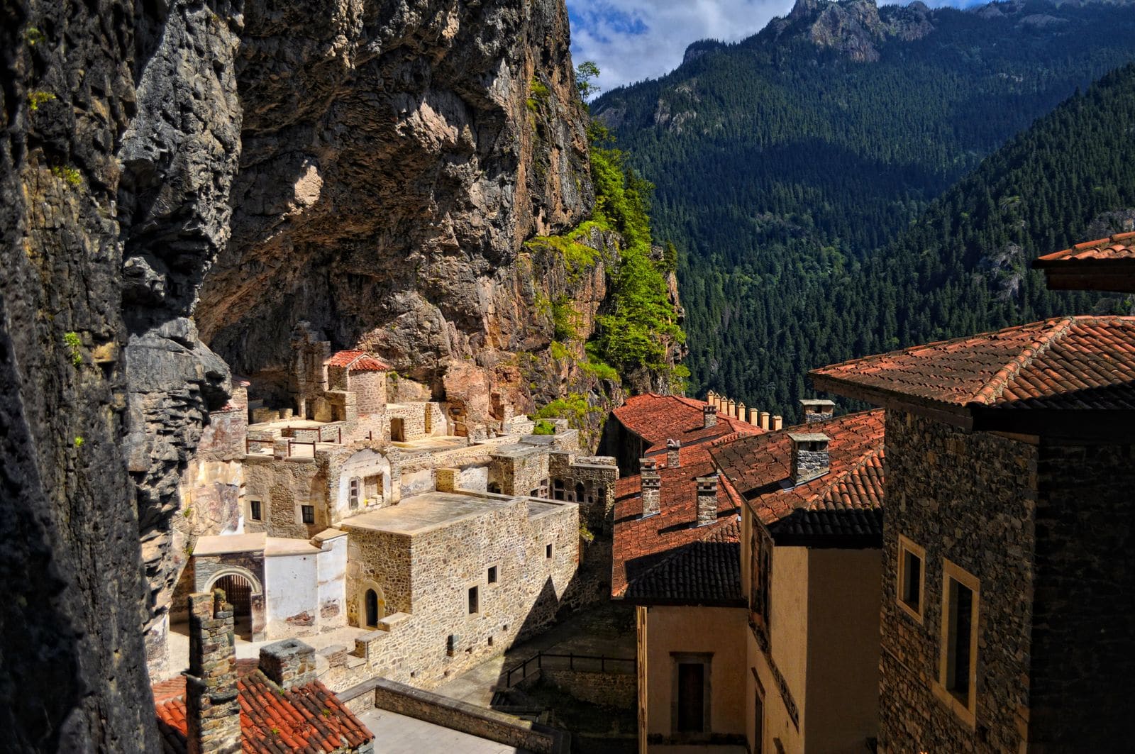 Monastero di Ostrog: 8 consigli per il luogo di pellegrinaggio scavato nella roccia 2026 10 Rispetta il dress code rigido