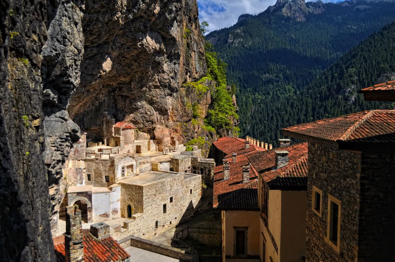 Monastero di Ostrog: 8 consigli per il luogo di pellegrinaggio scavato nella roccia 2026 10 Rispetta il dress code rigido