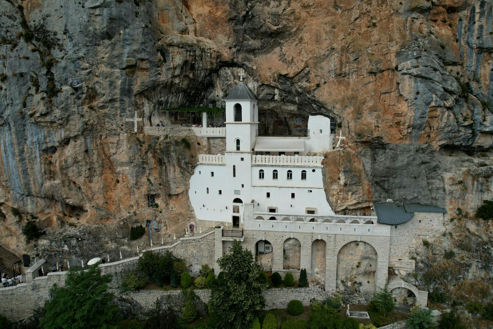 Monastero di Ostrog: 8 consigli per il luogo di pellegrinaggio scavato nella roccia 2026 1 Riepilogo per chi non ha tempo di leggere tutto l'articolo