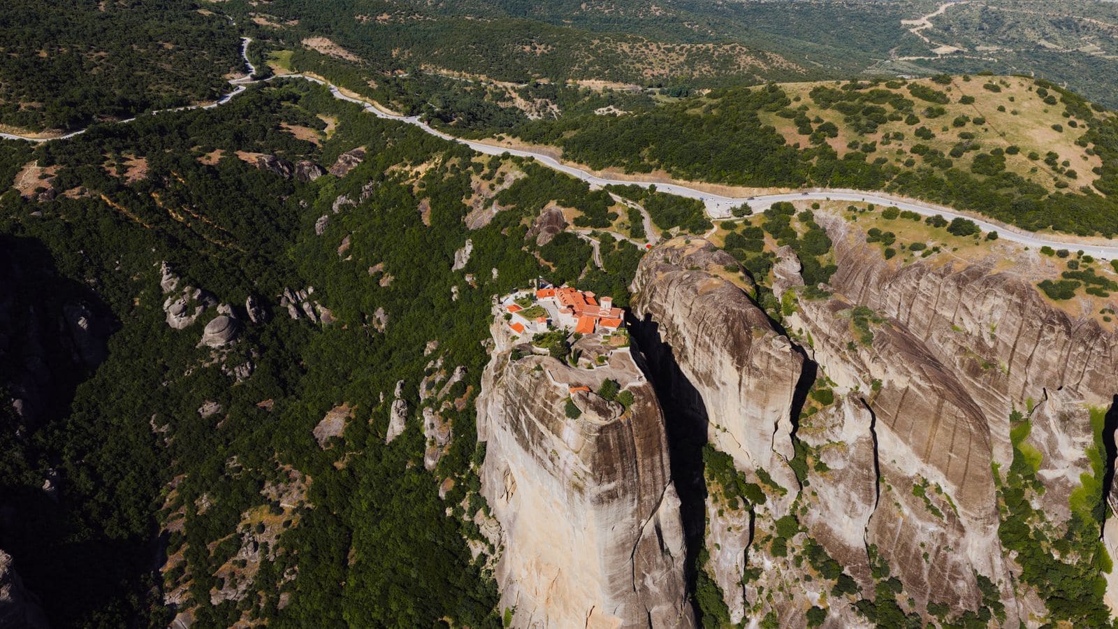 Monastero di Ostrog: 8 consigli per il luogo di pellegrinaggio scavato nella roccia 2026 11 Ingresso gratuito e pernottamento con i monaci