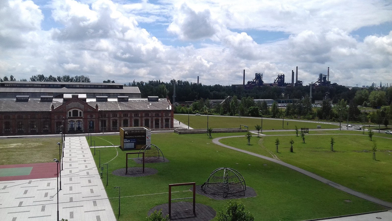Ostrava in Tsjechië: 12 tips wat te zien, doen en daguitstapjes 2026 13 Trojhalí Karolina en park met hoogovens op de achtergrond