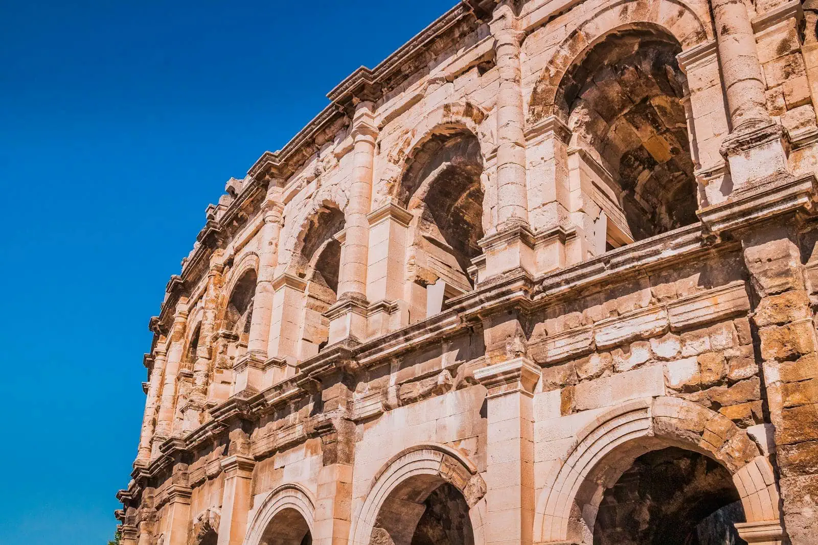 Nîmes och Pont du Gard: 12 tips för det romerska Frankrike 2026 1 Den romerska amfiteatern Arènes de Nîmes sedd utifrån