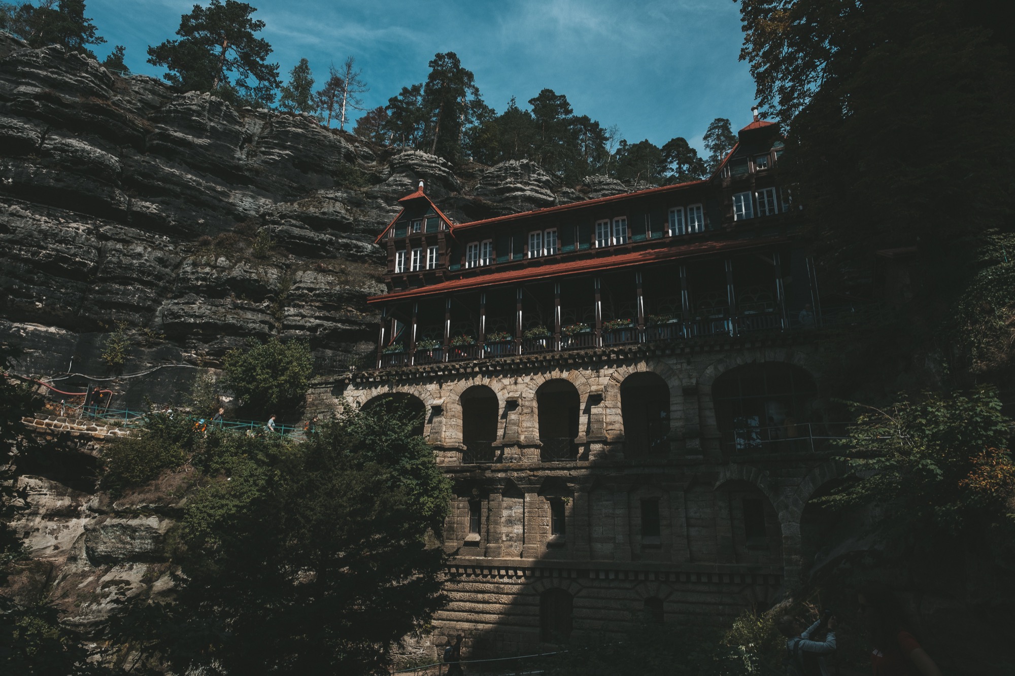 Pravčická brána: 6 consigli su cosa vedere e sapere prima della visita 2026 3 Il castelletto turistico Sokolí hnízdo addossato alle rocce della Pravčická brána
