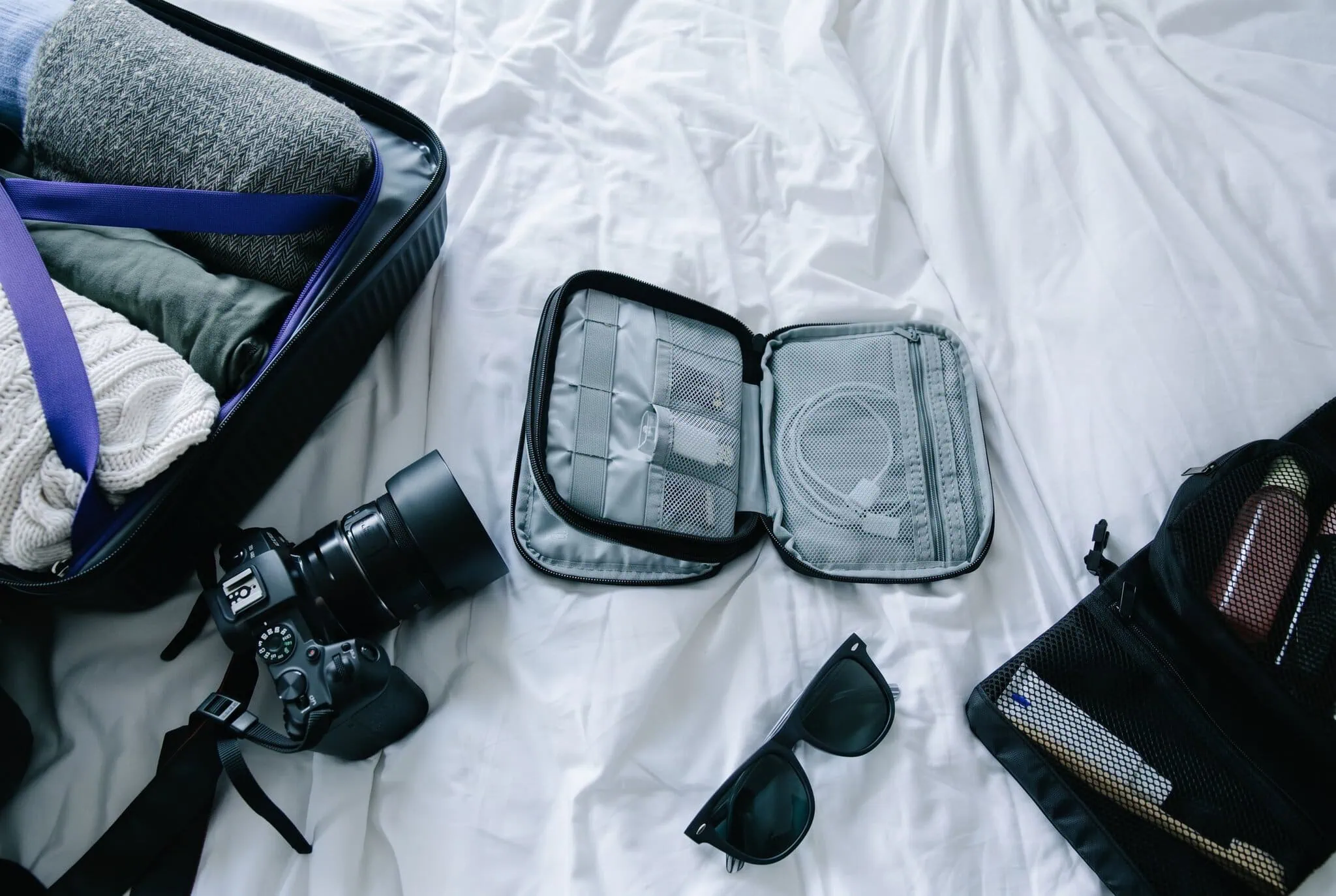 Packing cubes és bőröndrendszerezők: így csomagolj okosan 2026-ban 4 Utazórendszerezők hálós zsebekkel az áttekinthető csomagoláshoz
