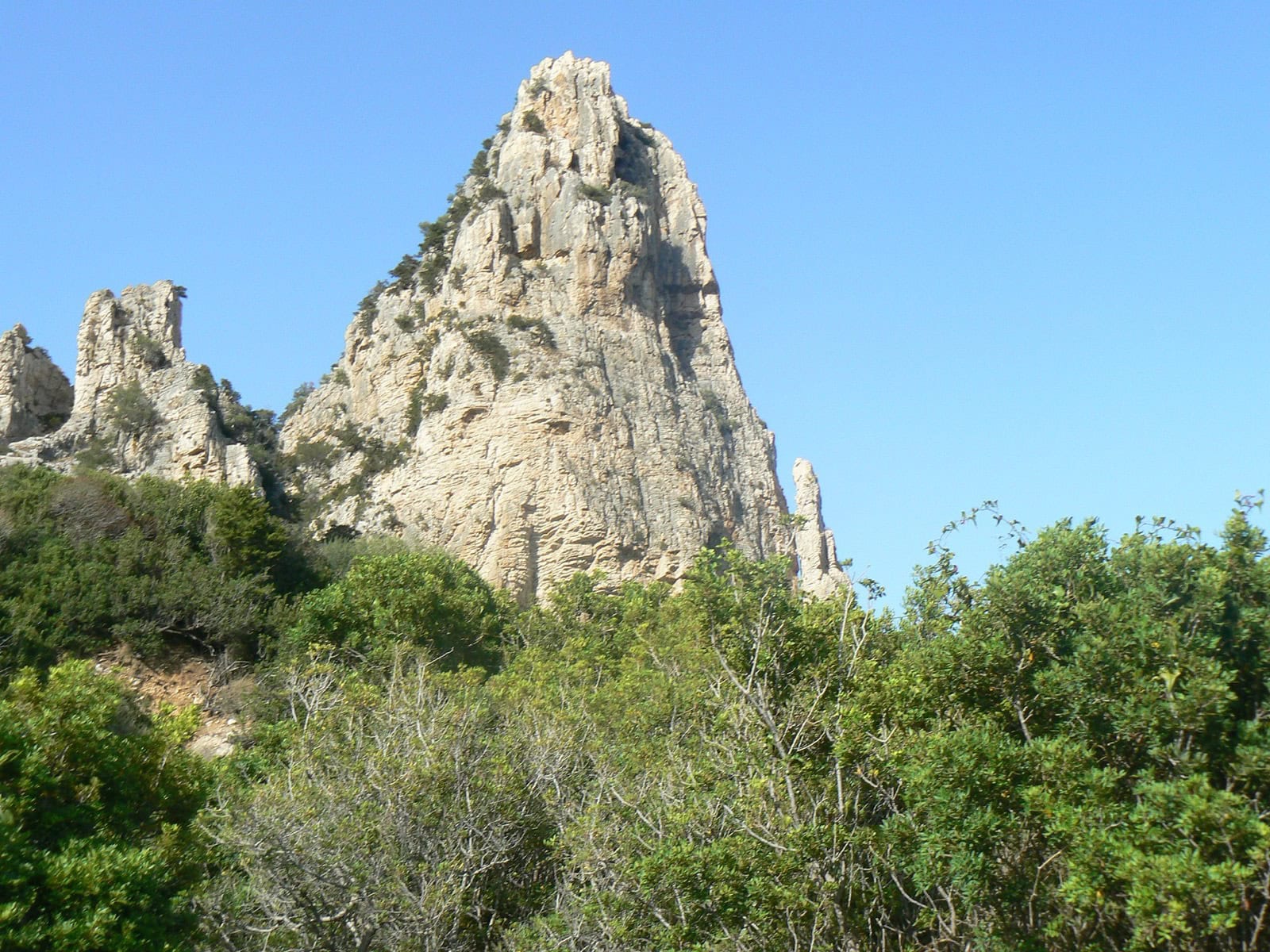 Golfo di Orosei: 10 dintre cele mai frumoase golfulețe din estul Sardiniei 11 Acul de stâncă Pedra Longa lângă Baunei, la începutul traseului Selvaggio Blu