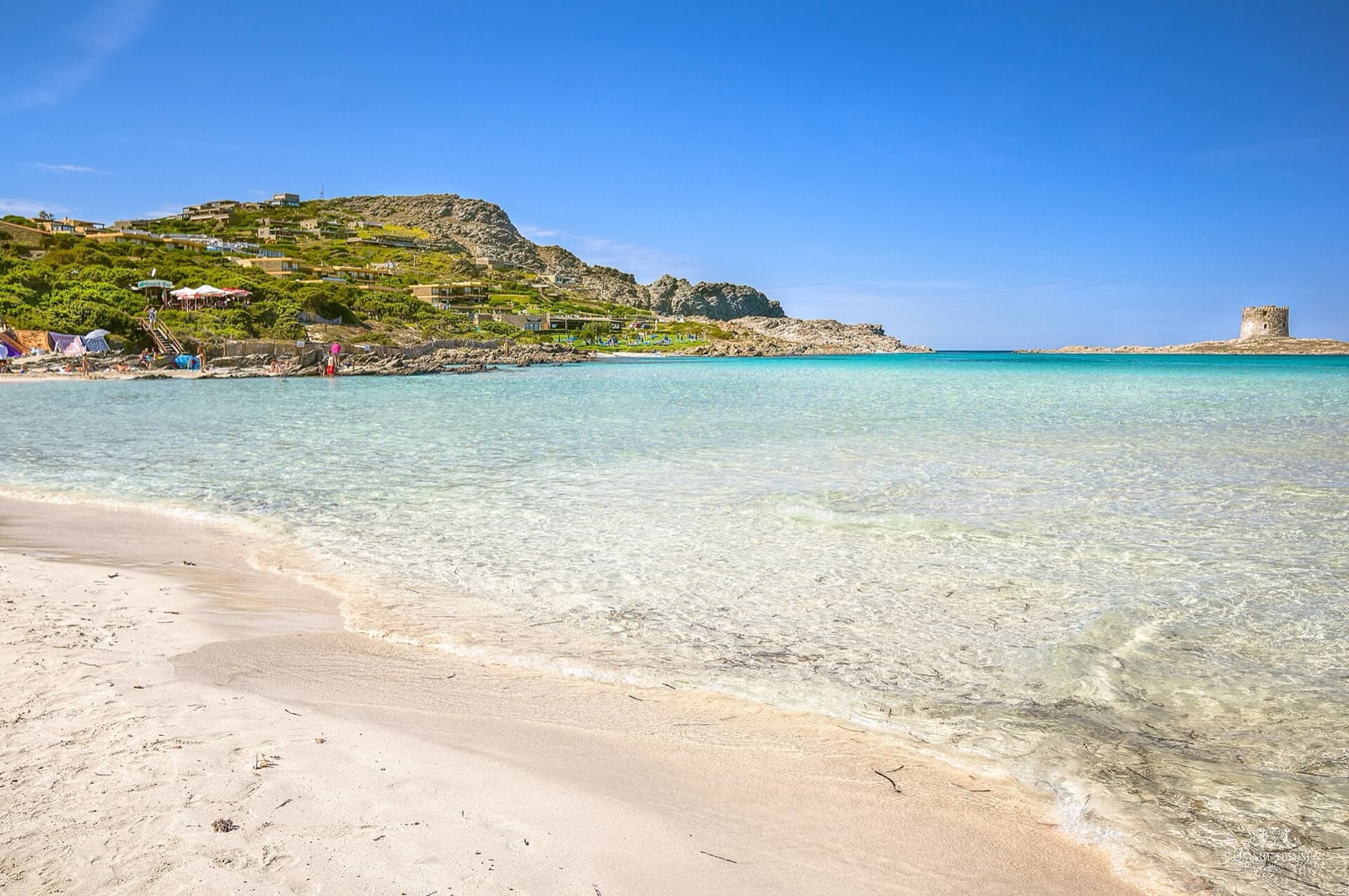 Nord-vestul Sardiniei: 10 idei pentru La Pelosa, Bosa și Castelsardo 2026 2 Plaja caraibiană La Pelosa cu turnul de pe insuliță
