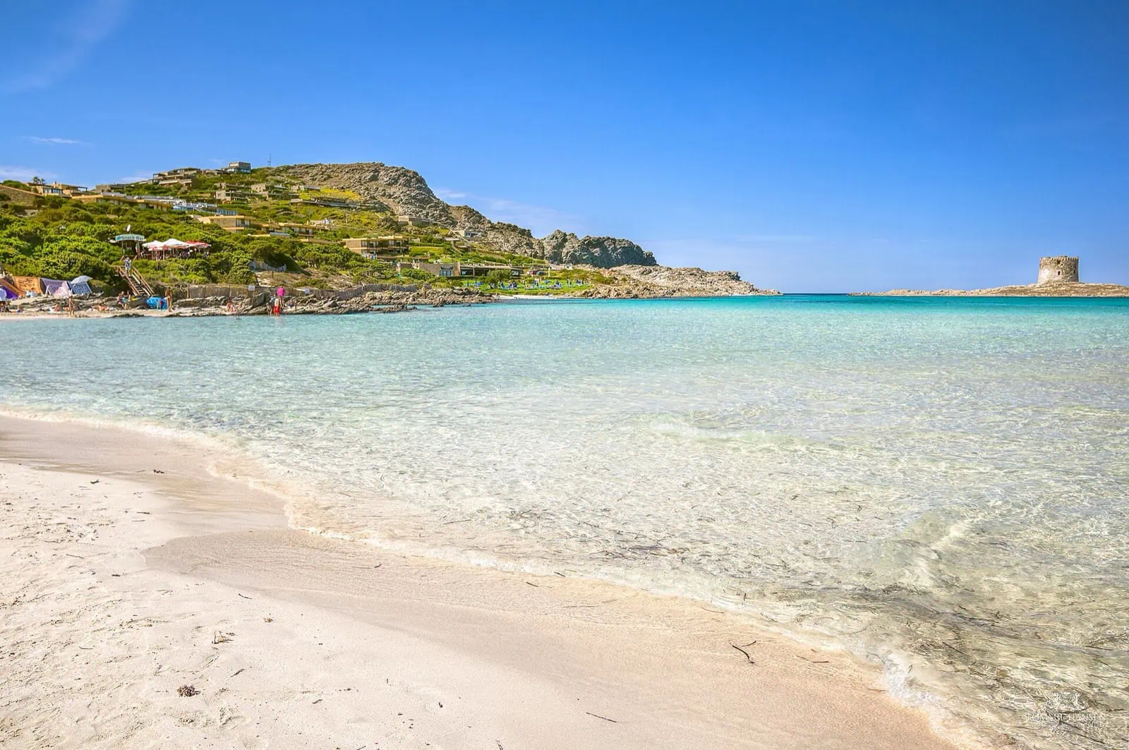 Noroeste de Cerdeña (Italia): 10 imprescindibles — La Pelosa, Bosa y Castelsardo 2026 2 La caribeña playa de La Pelosa con la torre sobre el islote