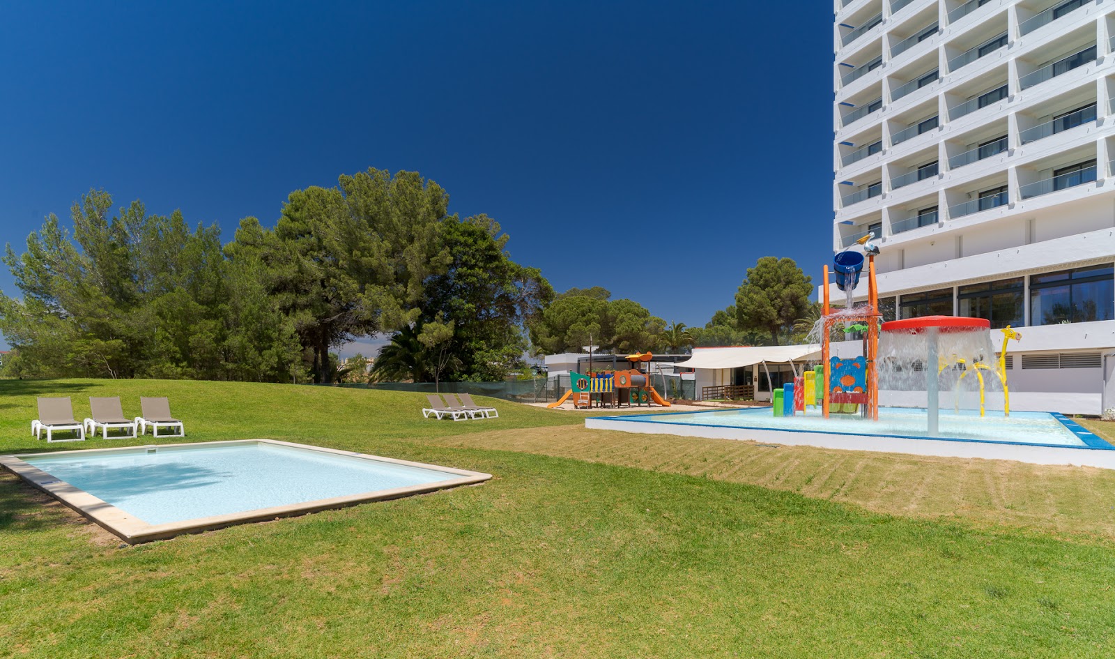 Hoteles familiares en el Algarve (Portugal): 14 mejores alojamientos para 2026 11 Hotel Pestana Blue Alvor Beach