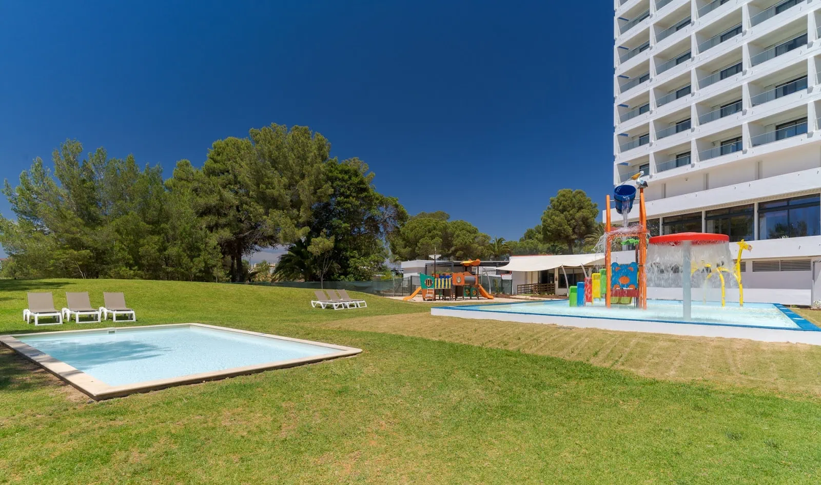 Családi hotelek az Algarvén: 14 tipp a legjobb szállásokra gyerekes nyaraláshoz 2026 11 Pestana Blue Alvor Beach hotel