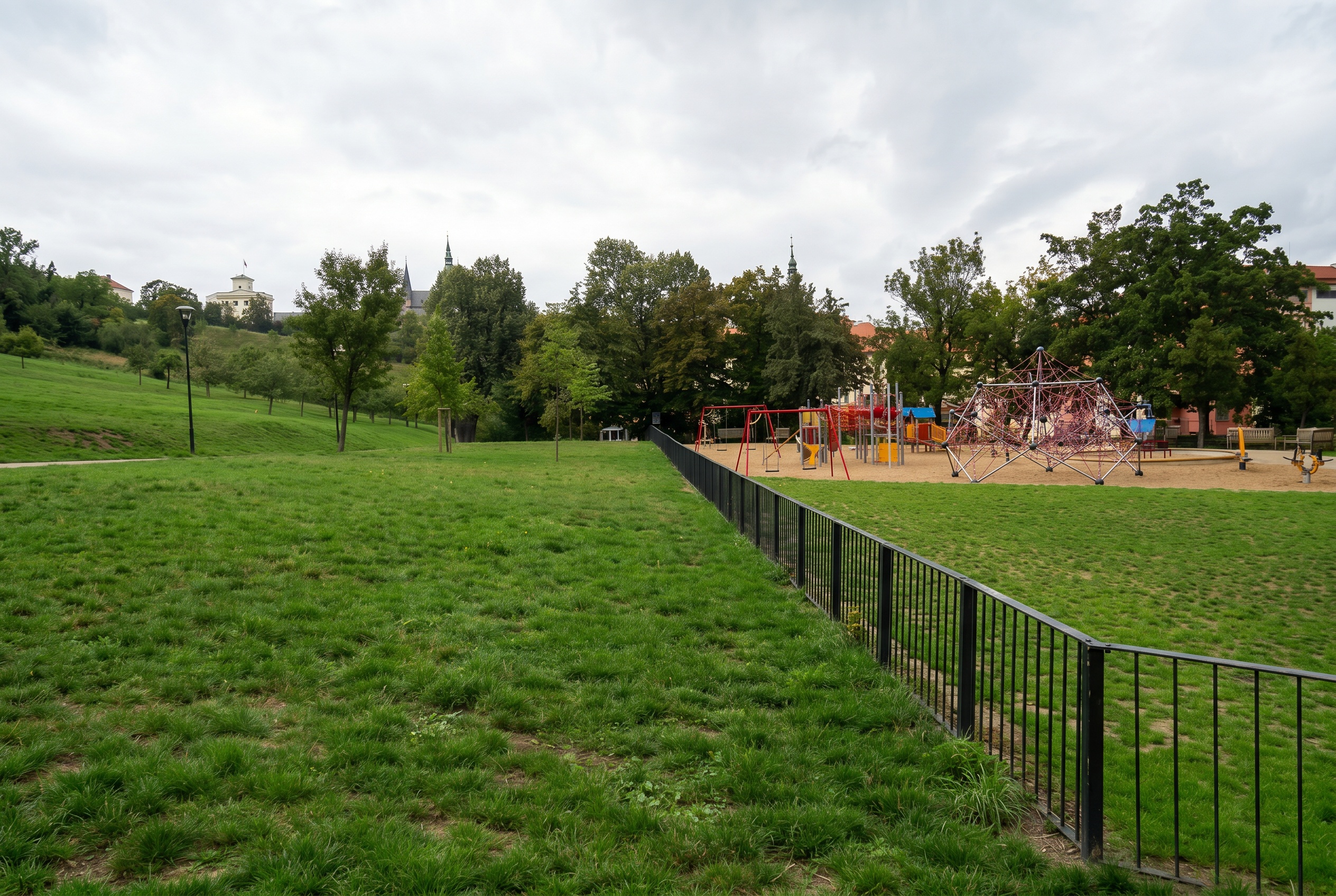 Petřín: Kompletní průvodce (rozhledna, bludiště, lanovka, růžový sad) 10 Dětské hřiště v Seminářské zahradě na Petříně