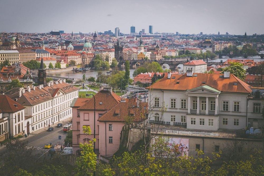 Petřín: Kompletní průvodce (rozhledna, bludiště, lanovka, růžový sad) 2 Panoramatický výhled z Petřína na Prahu s červenými střechami
