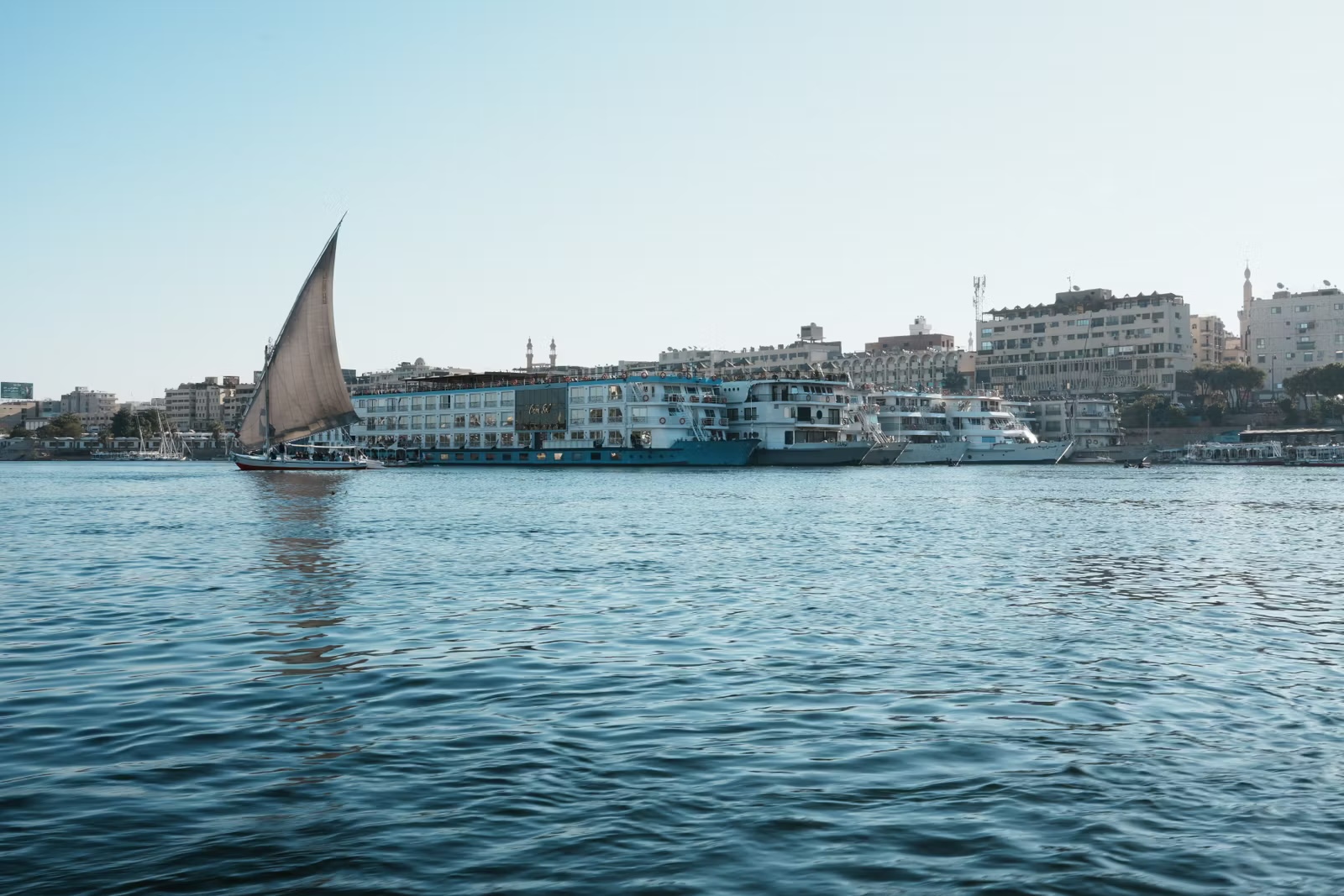 Plachetnice felucca na Nilu