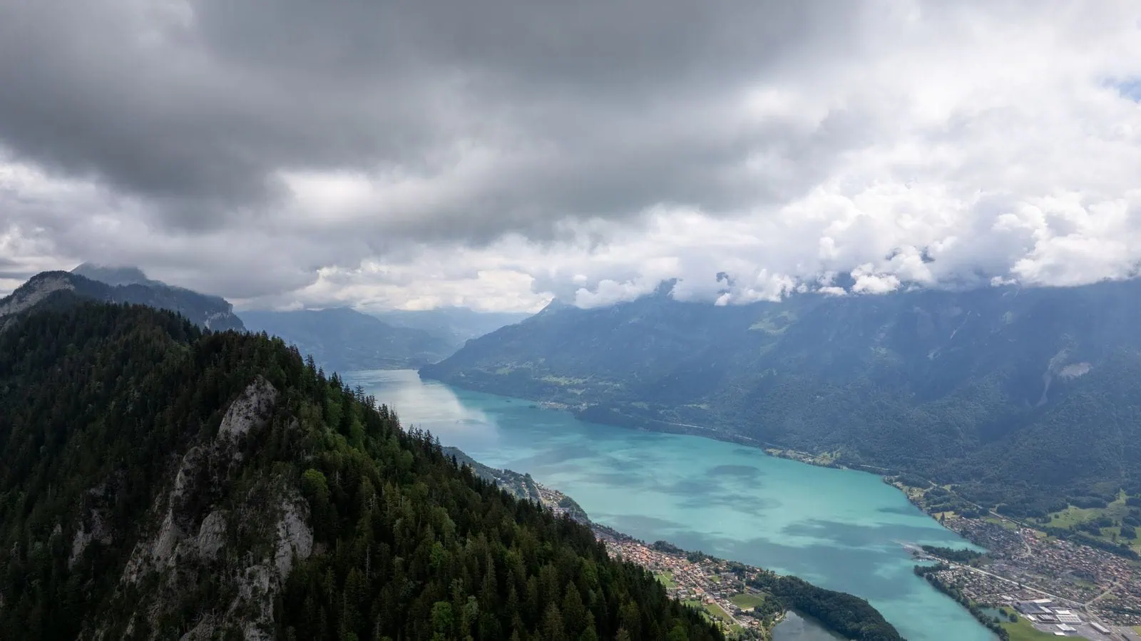 Interlaken és a Jungfraujoch: 14 tipp, mit láss és csinálj 2026 6 Hajókázás a türkiz Brienzersee-n