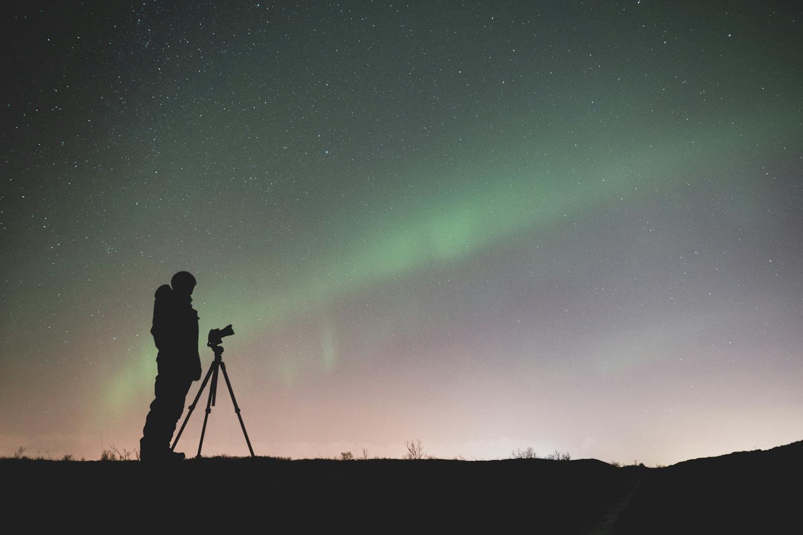 Zorza polarna w Laponii (Finlandia): kiedy, gdzie i jak ją zobaczyć w 2026 5 Fotografowanie zorzy polarnej ze statywem