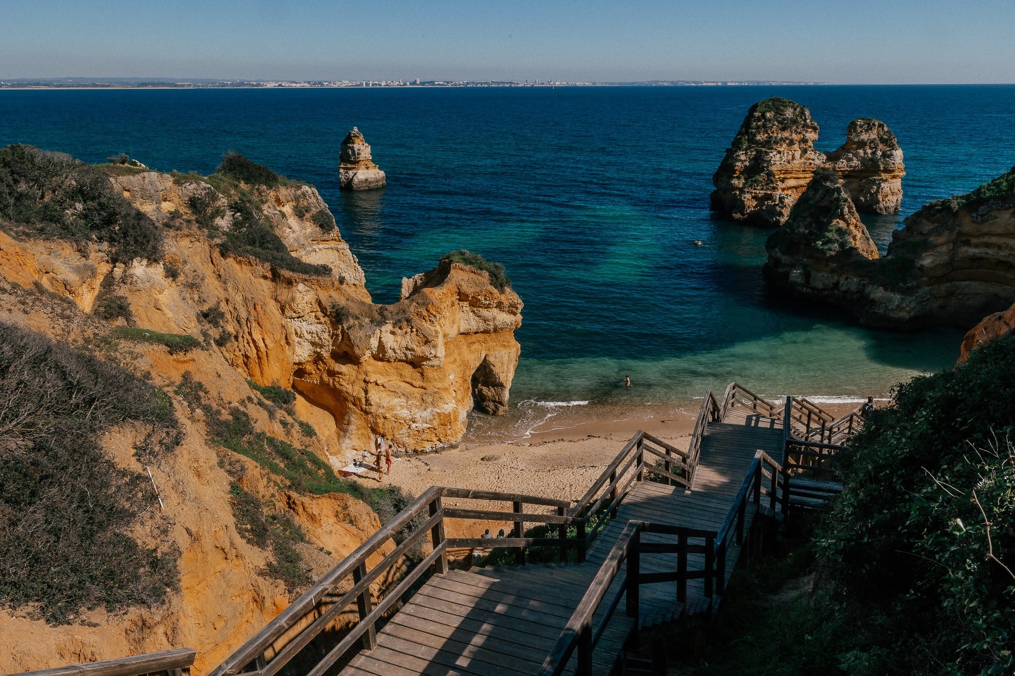Ponta da Piedade lângă Lagos, Portugalia: faleze, peșteri și sfaturi 9 Barcă mică navigând printre formațiunile stâncoase Ponta da Piedade