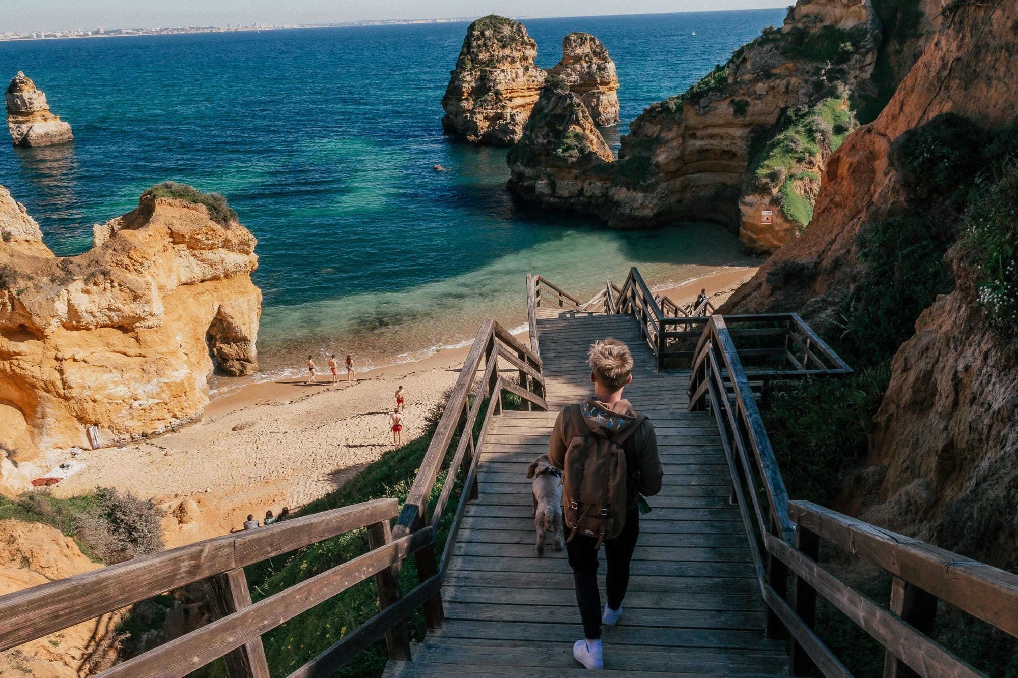 Ponta da Piedade lângă Lagos, Portugalia: faleze, peșteri și sfaturi 5 Scară abruptă de lemn spre plajă în apropiere de Ponta da Piedade